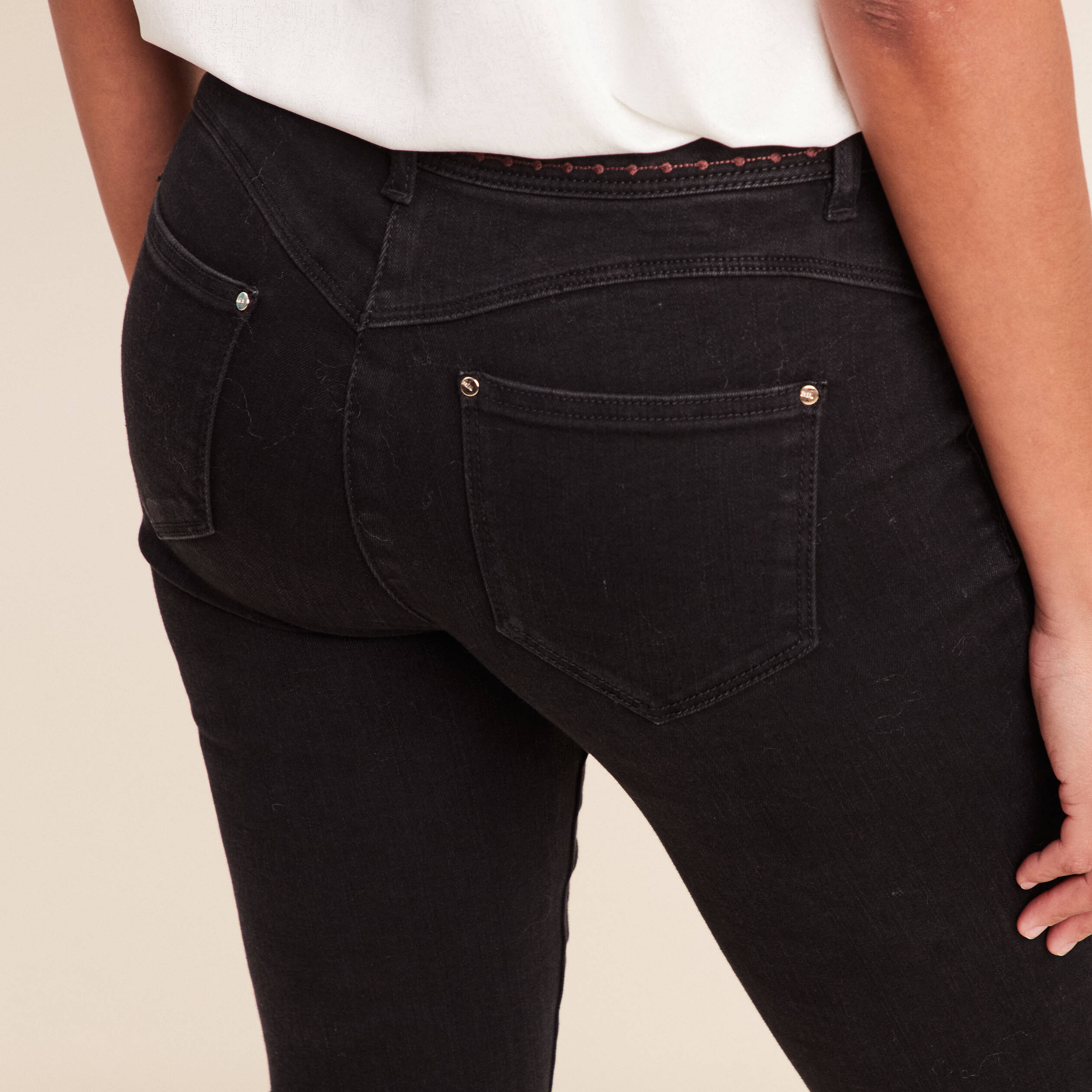 Jean coupe ajust&eacute;e avec broderie noir femme