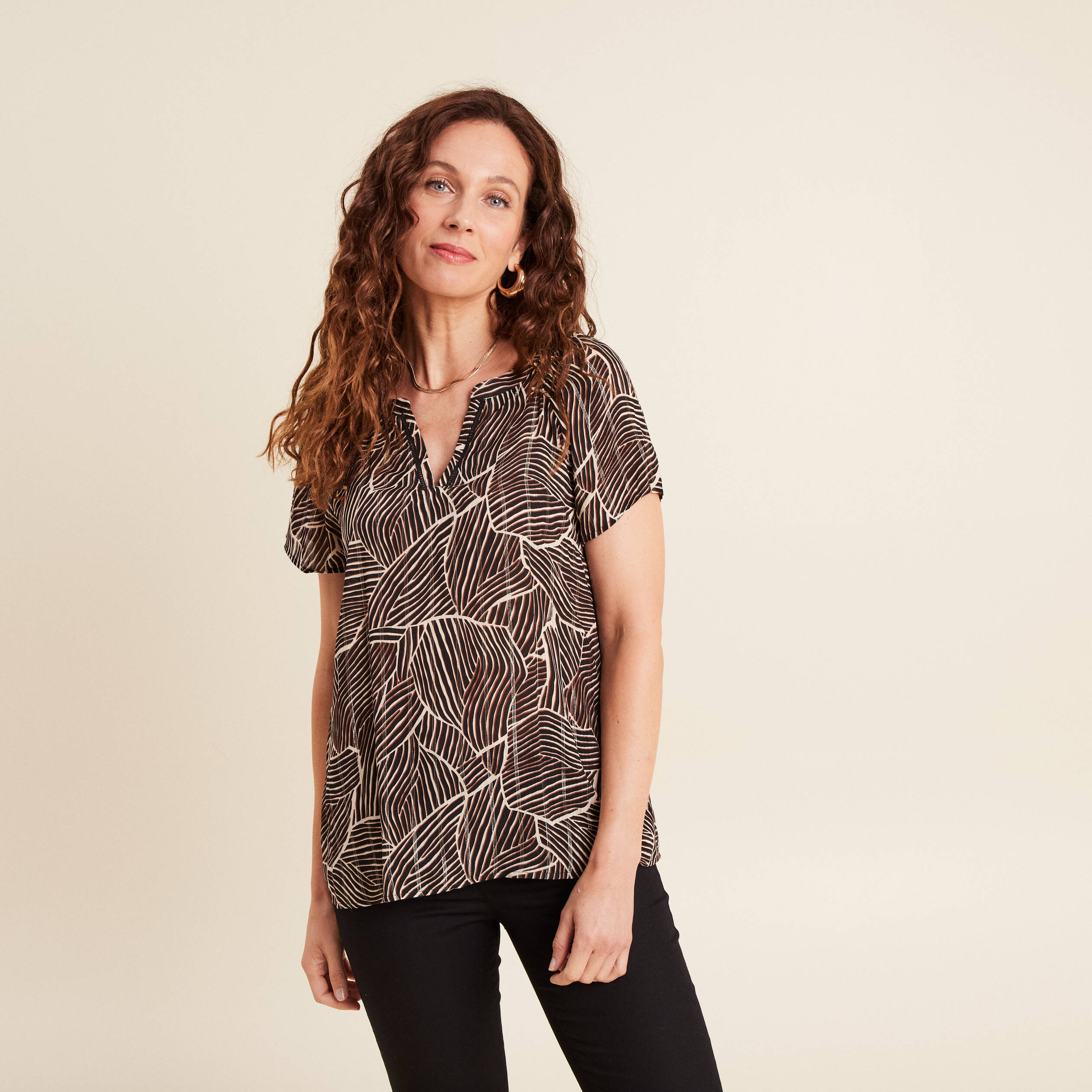 Blouse fluide col v manches courtes noir femme
