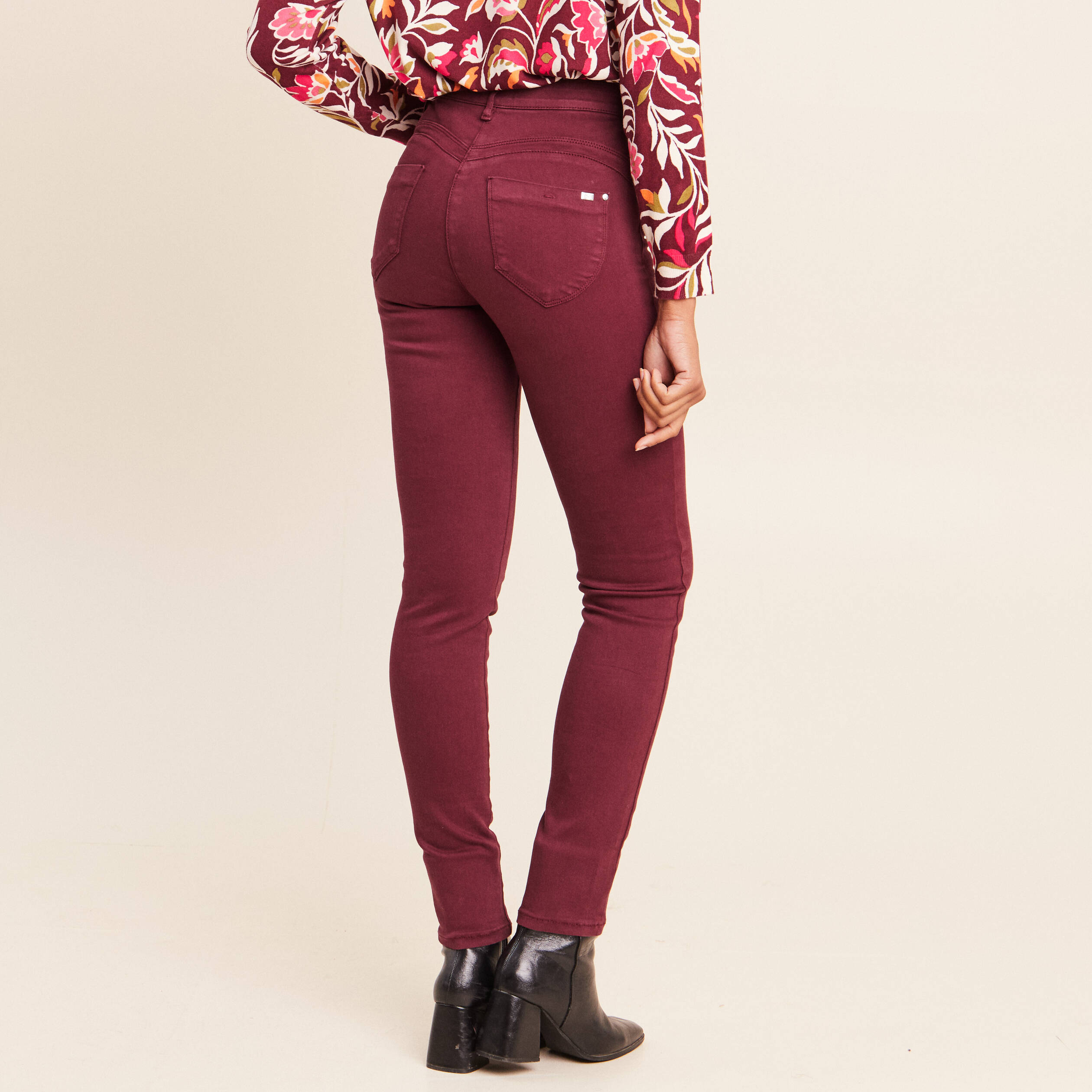 Jean magique L'Unique coupe ajust&eacute;e prune femme