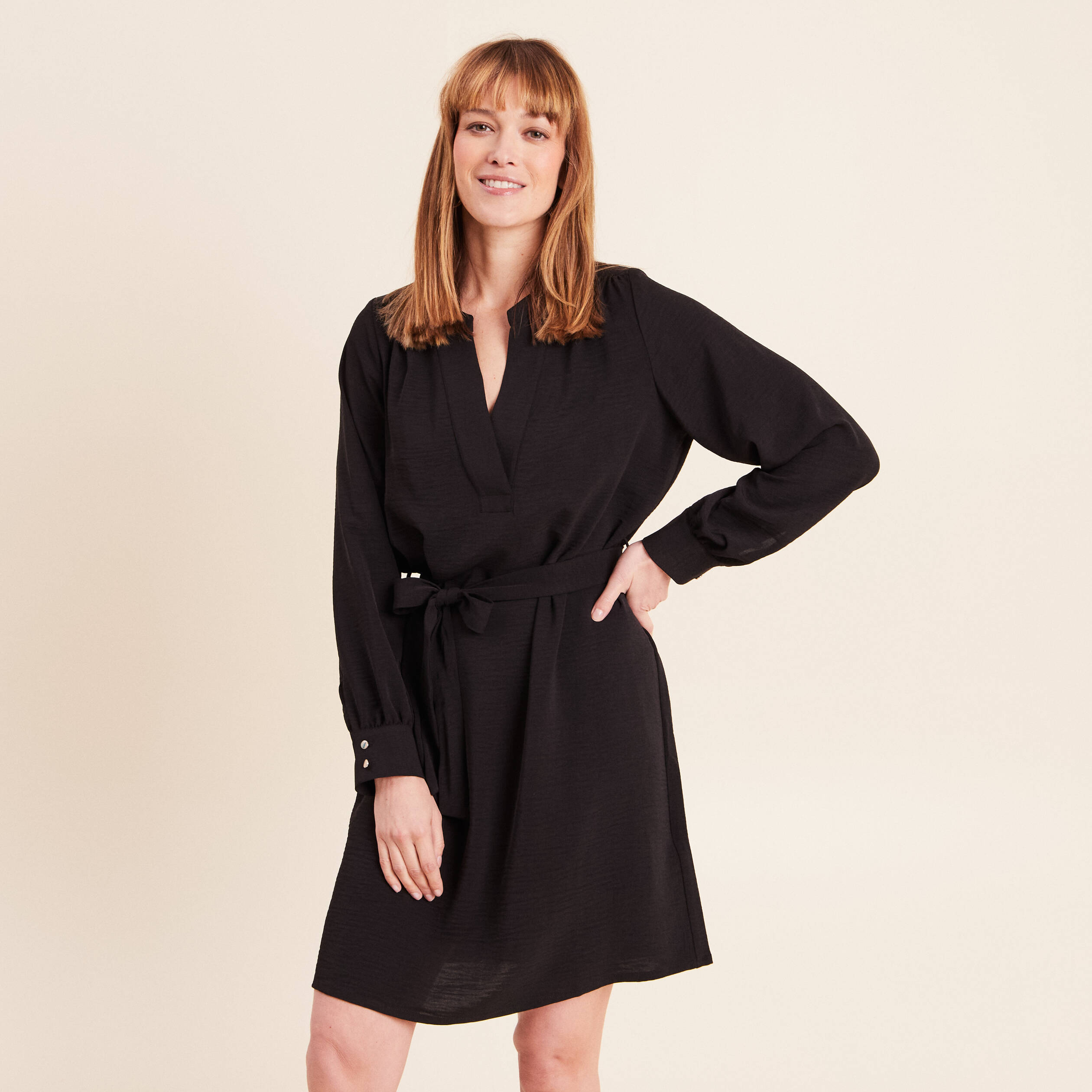 Robe droite courte col v manches longues noir femme
