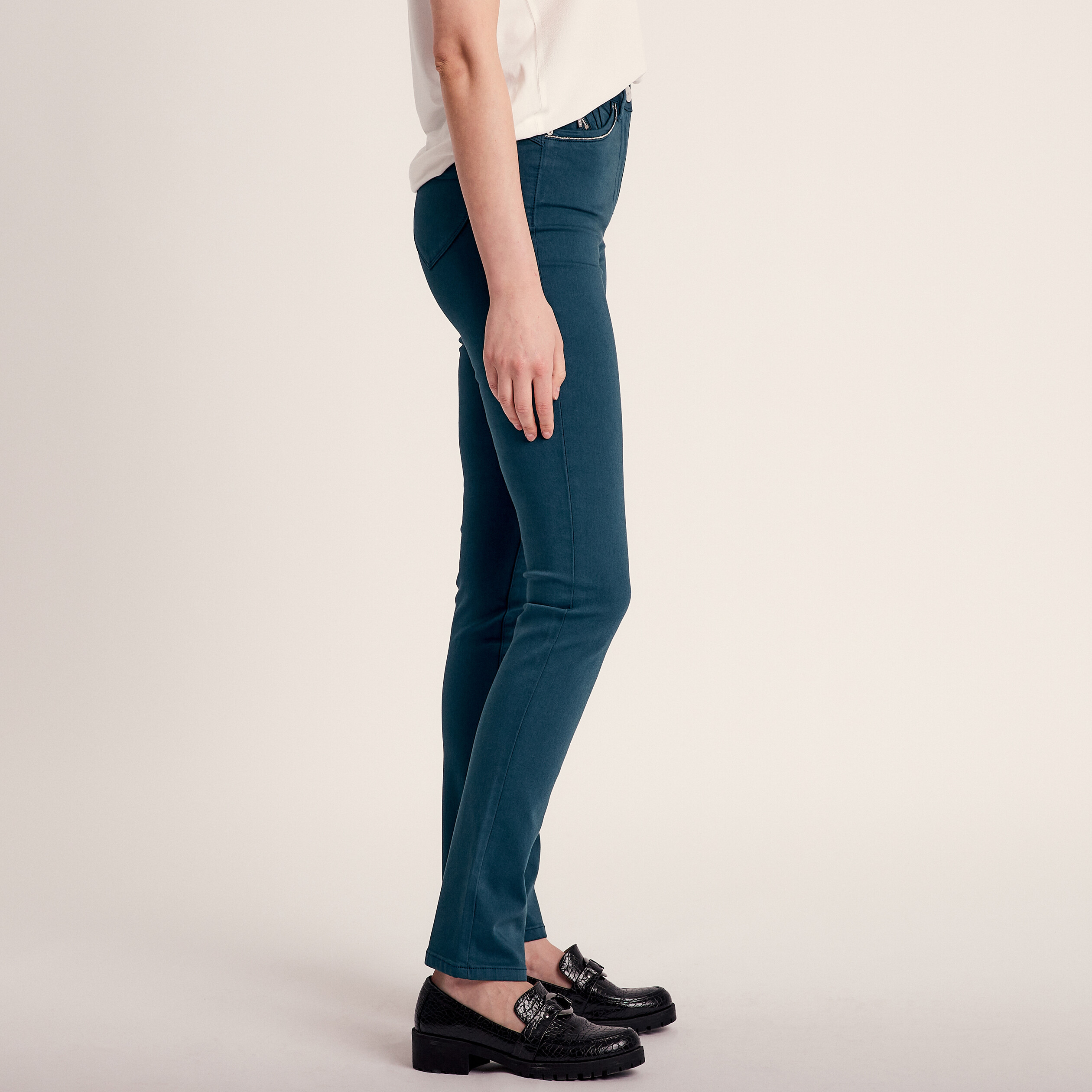 https://www.breal.net/on/demandware.static/-/Sites-Breal_master/default/dw1db8e654/pantalon-ajuste-taille-haute-bleu-canard-femme-vue8-36125121060564208.jpg