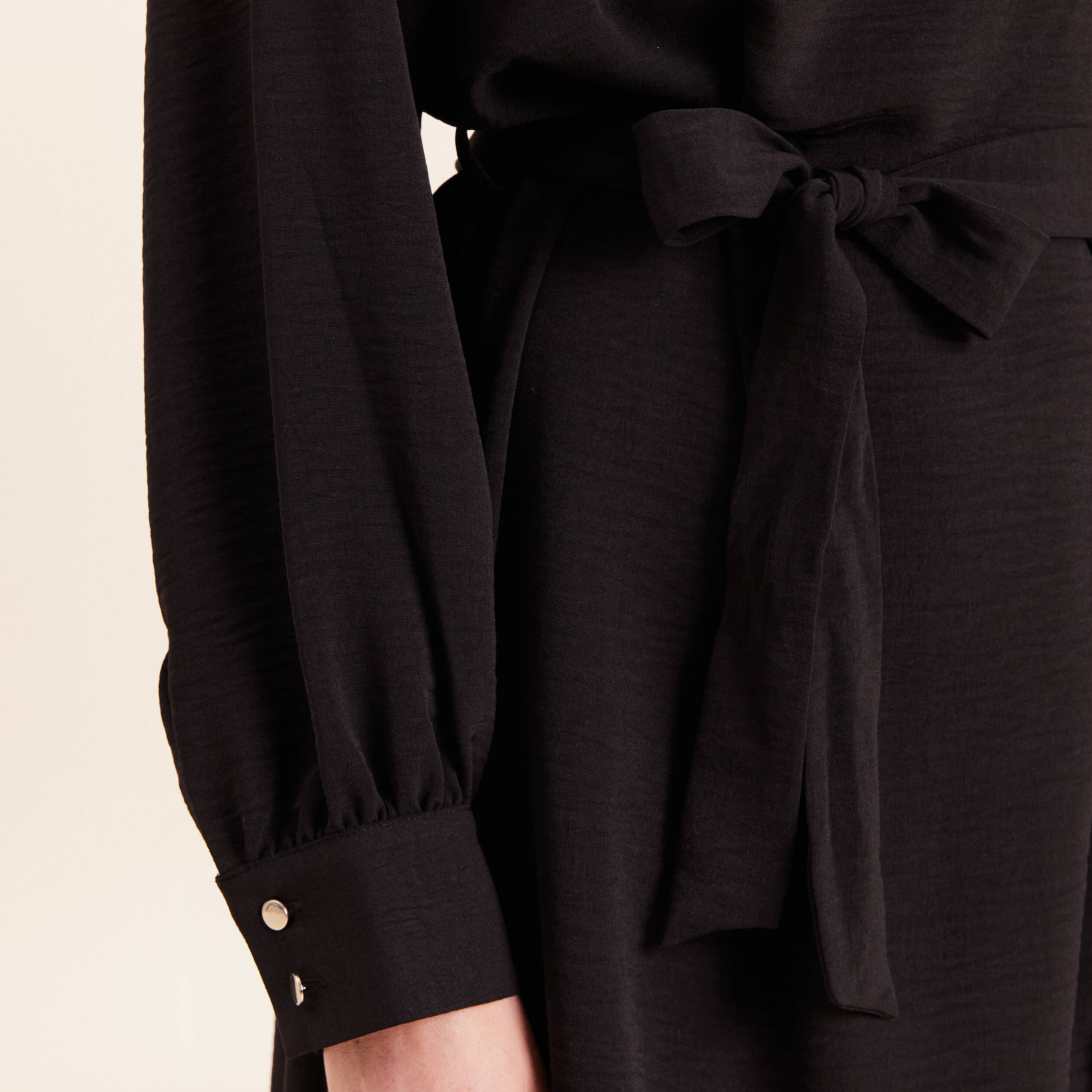Robe droite courte col v manches longues noir femme