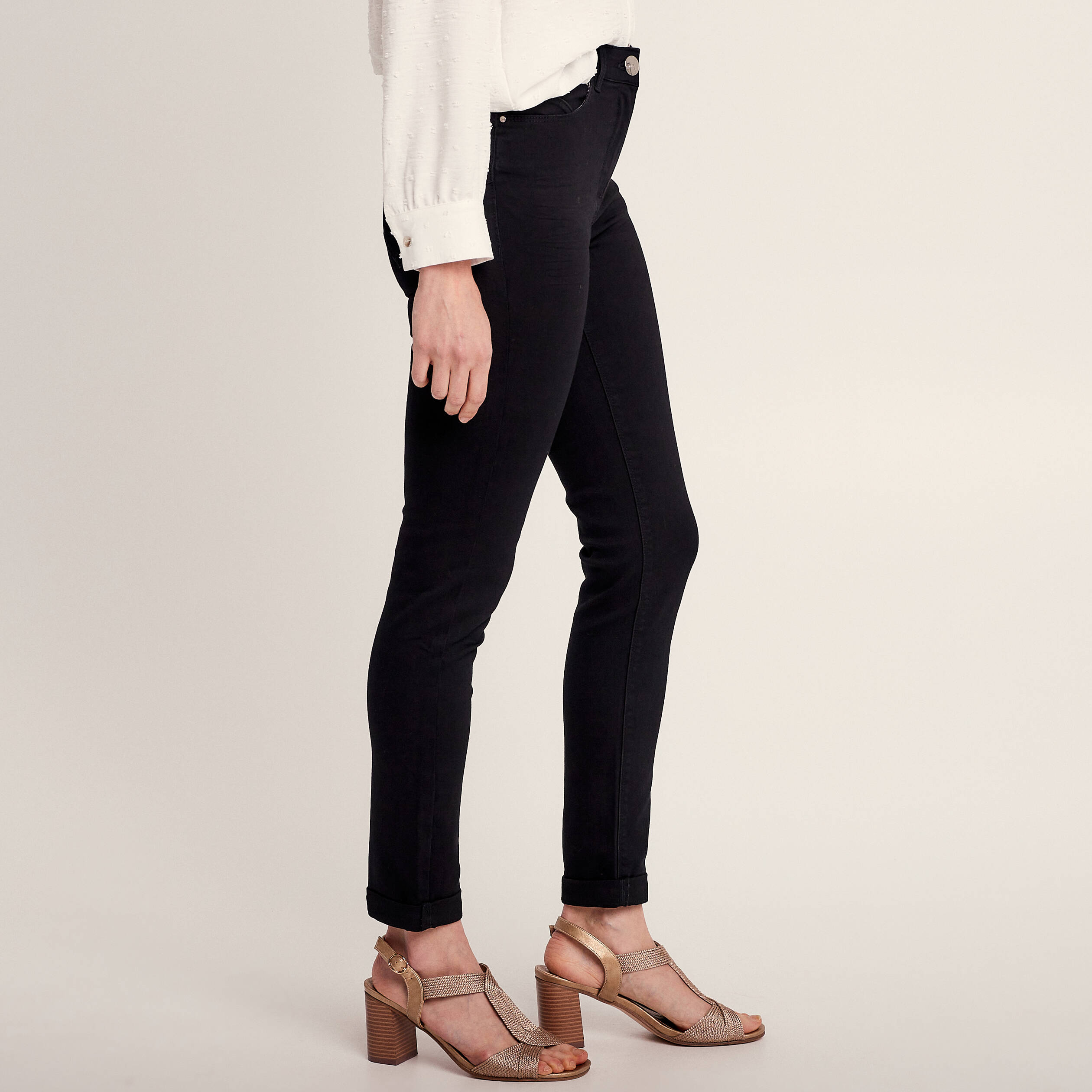Jean ajusté taille standard 7/8ème noir femme