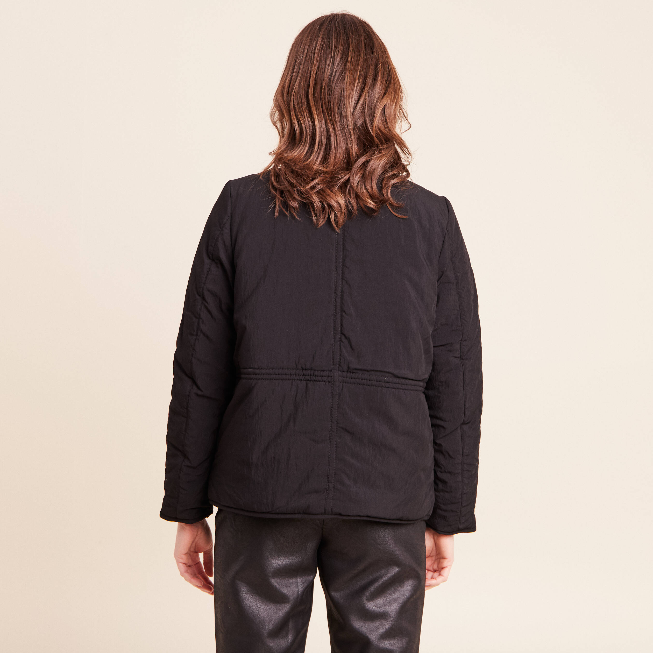 Doudoune cintr&eacute;e courte manches longues noir femme