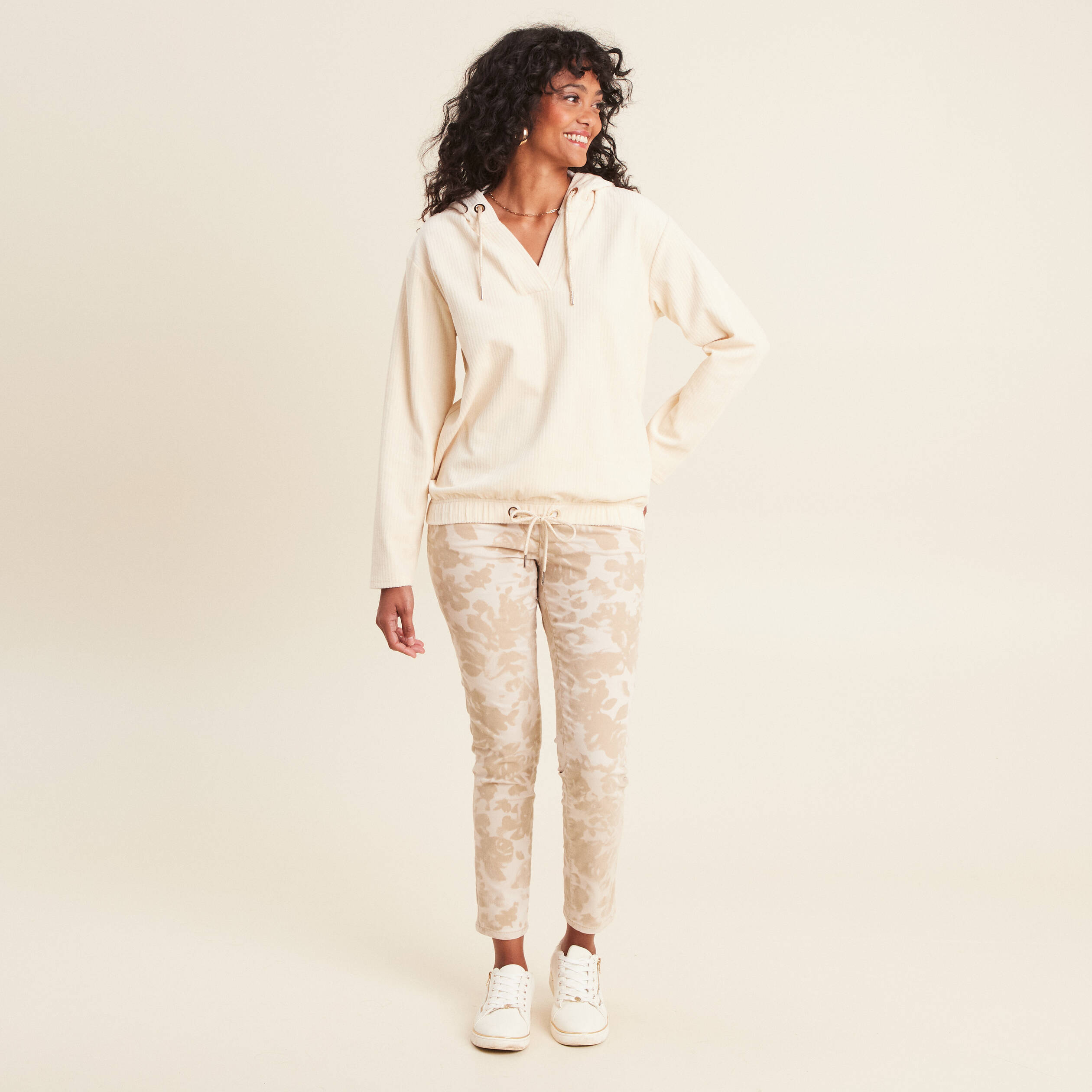 Sweat velours à capuche ivoire femme
