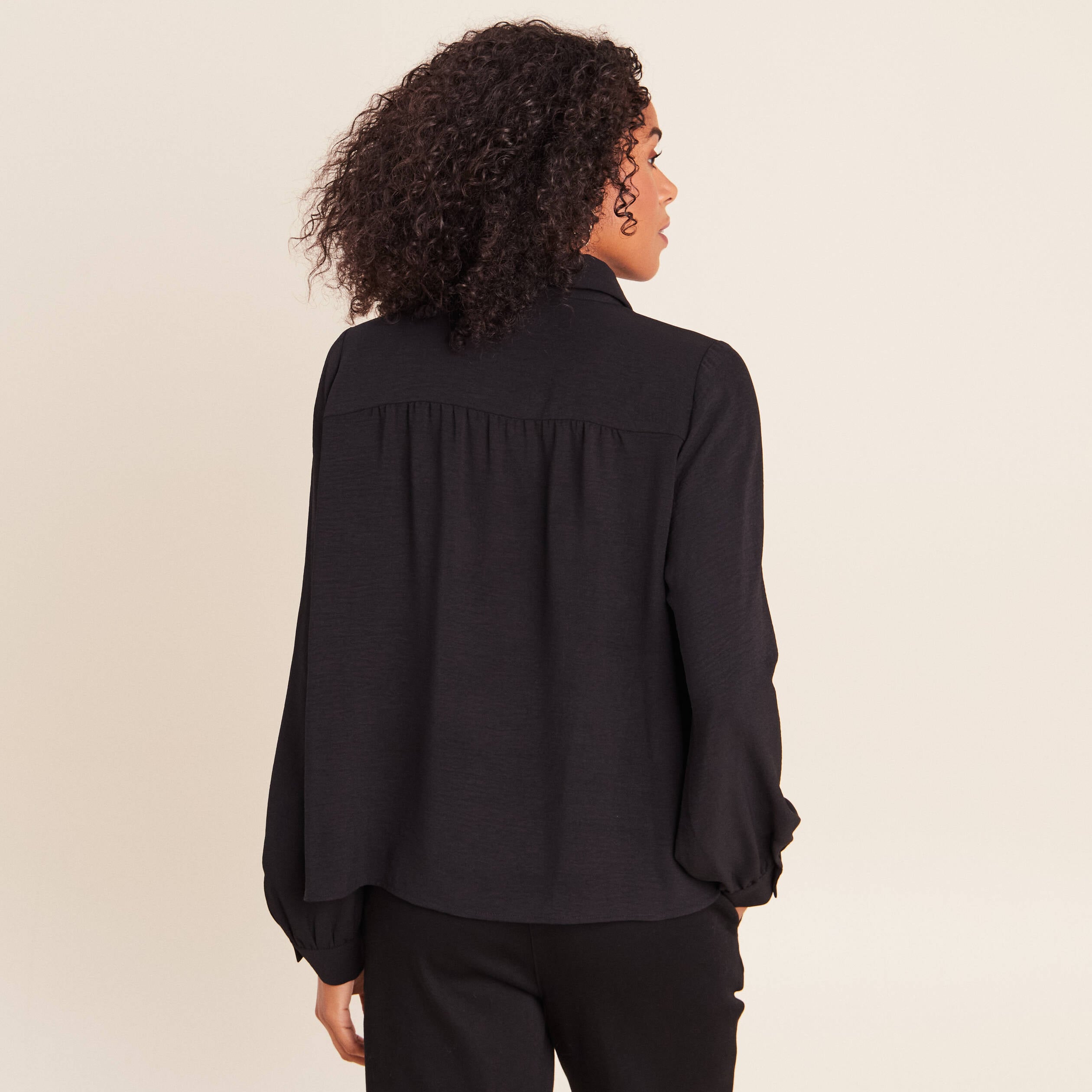 Chemise fluide manches longues dentelle noir femme