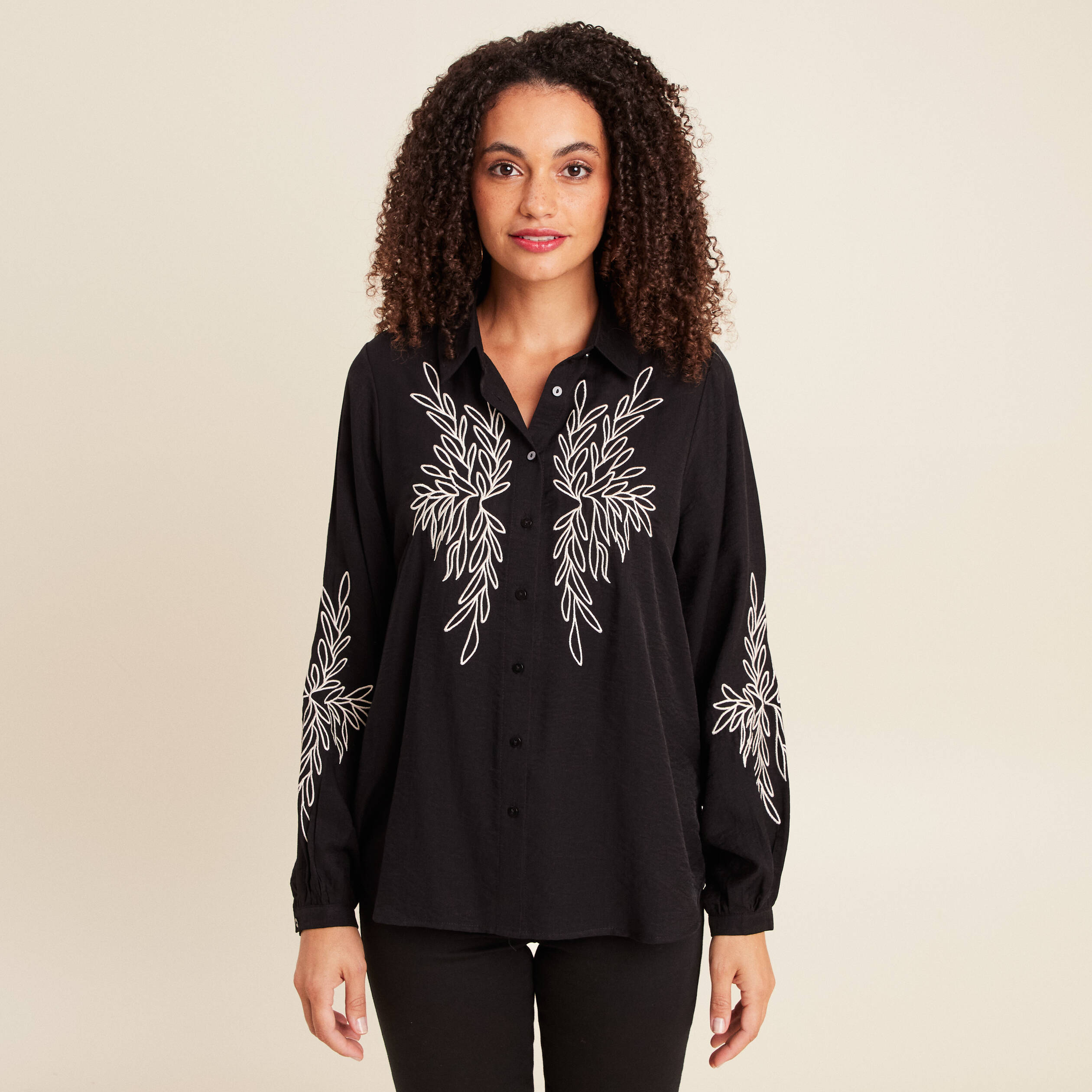Chemisier Noir élégant Manches Longues – Broderie Détaillée – Taille 46 – Polyester – Neuf Sans étiquettes