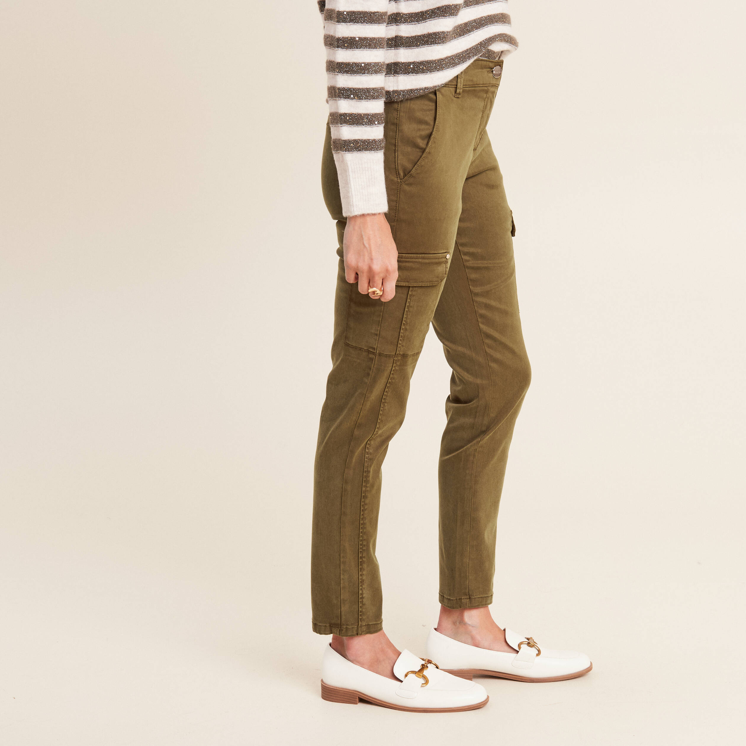 Pantalon ajusté satin 7/8ème vert olive femme