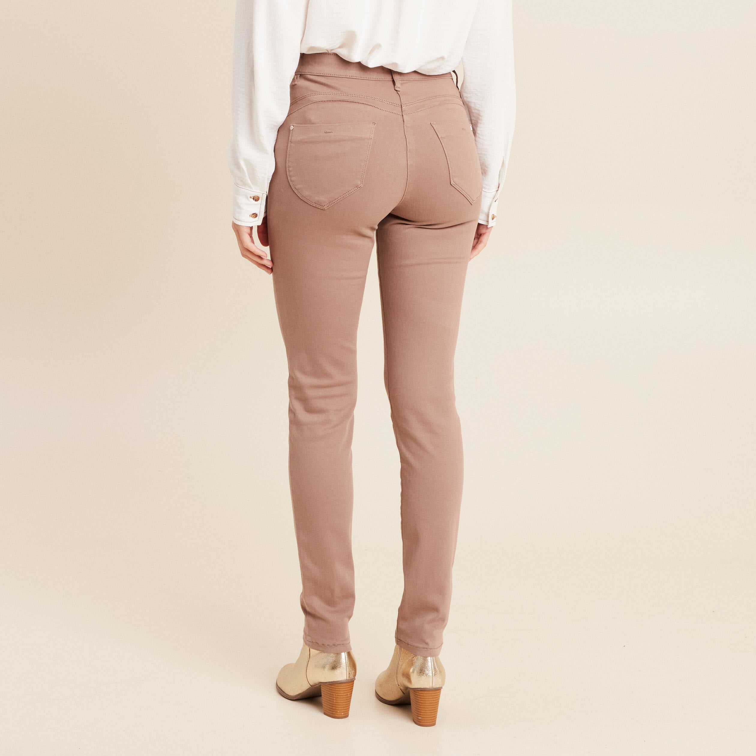 Jean magique L'Unique coupe ajust&eacute;e taupe femme