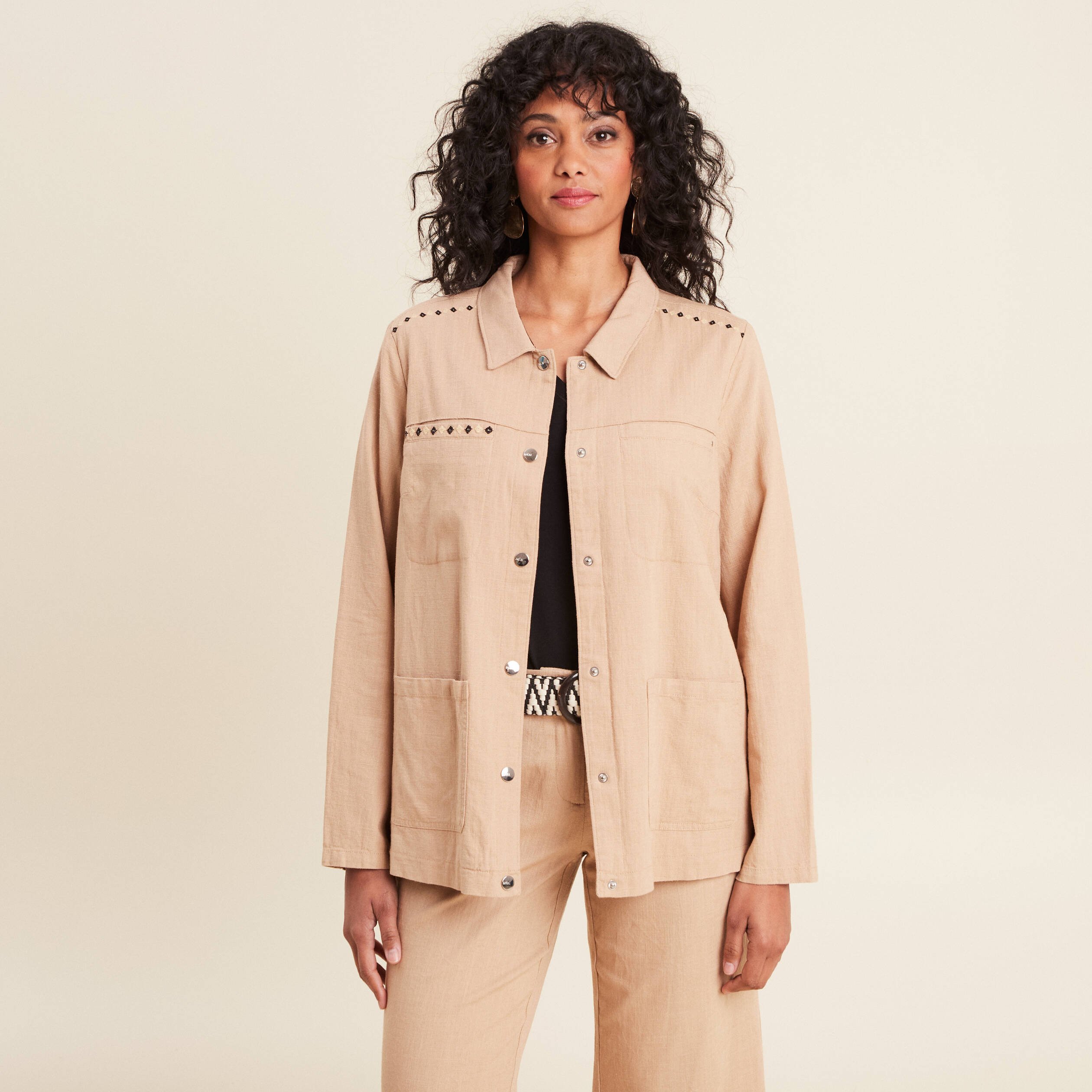 Surchemise boutonnée brodée sable femme