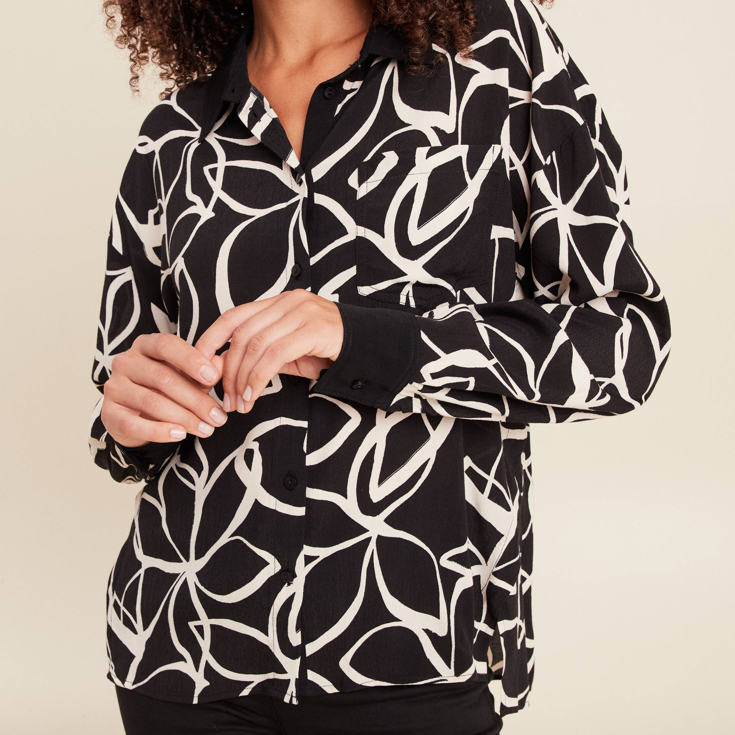 Chemise ample mi-longue manches longues noir femme