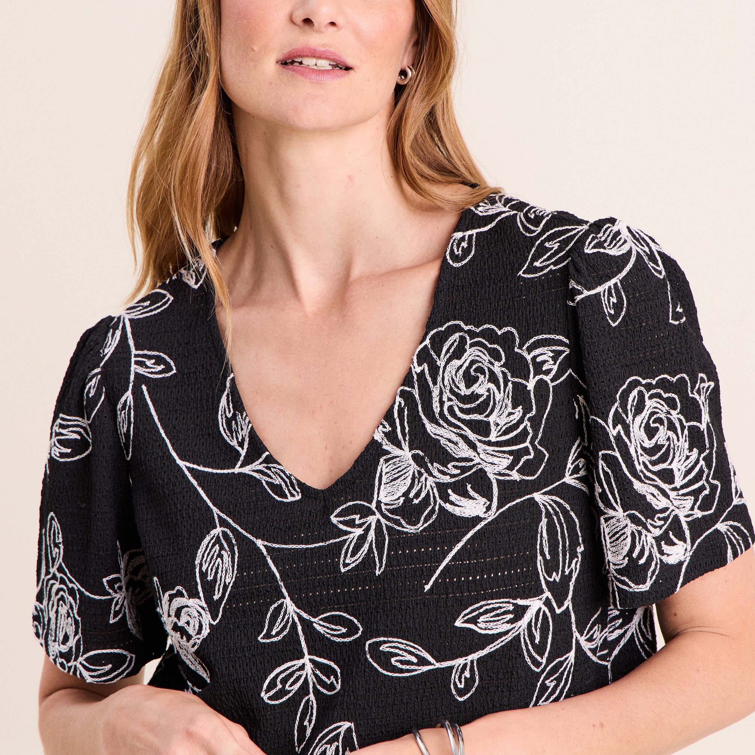 T-shirt col v manches courtes noir femme