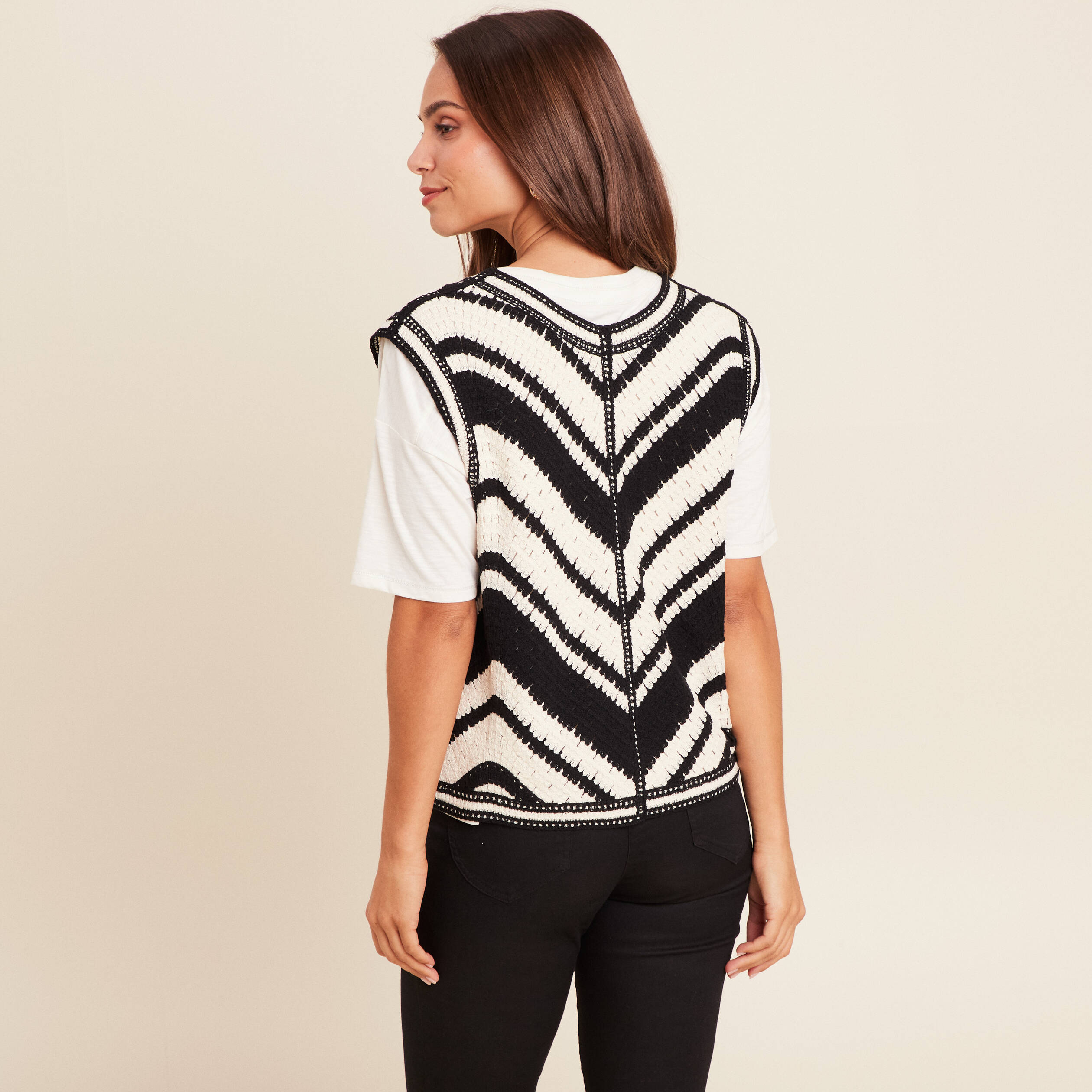 Gilet court droit col v en coton noir femme