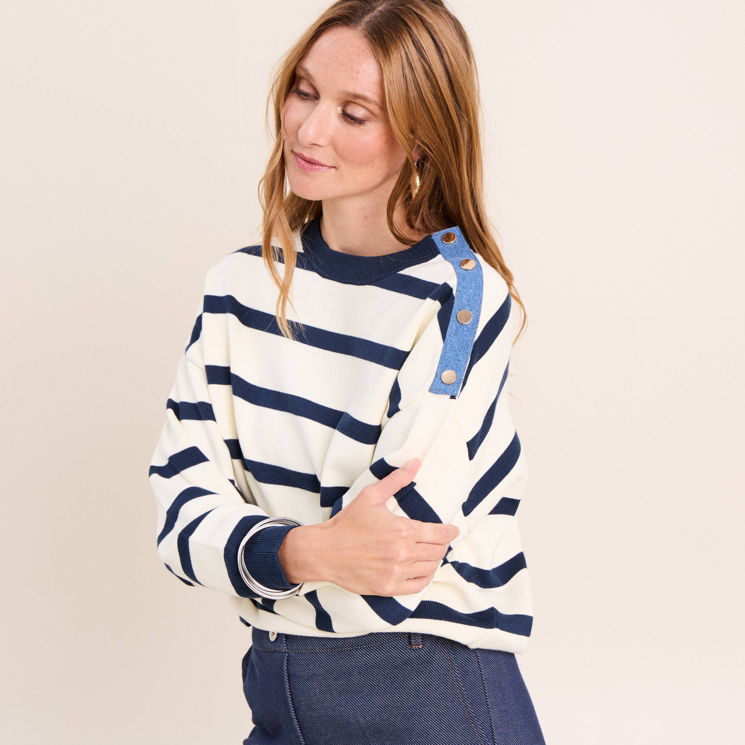 Pull avec d&eacute;tails de boutons bleu femme