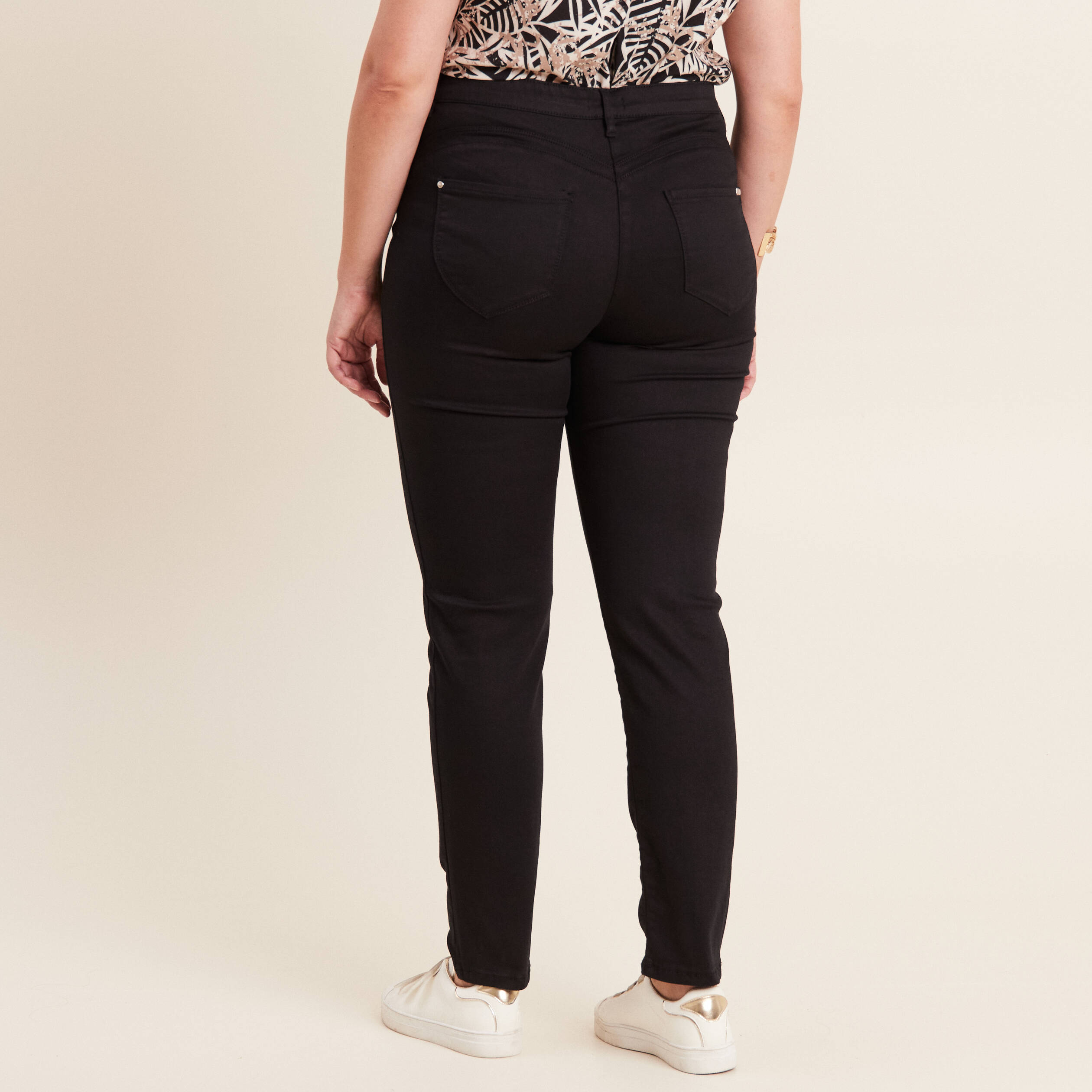 Jean magique ajusté taille standard noir femme