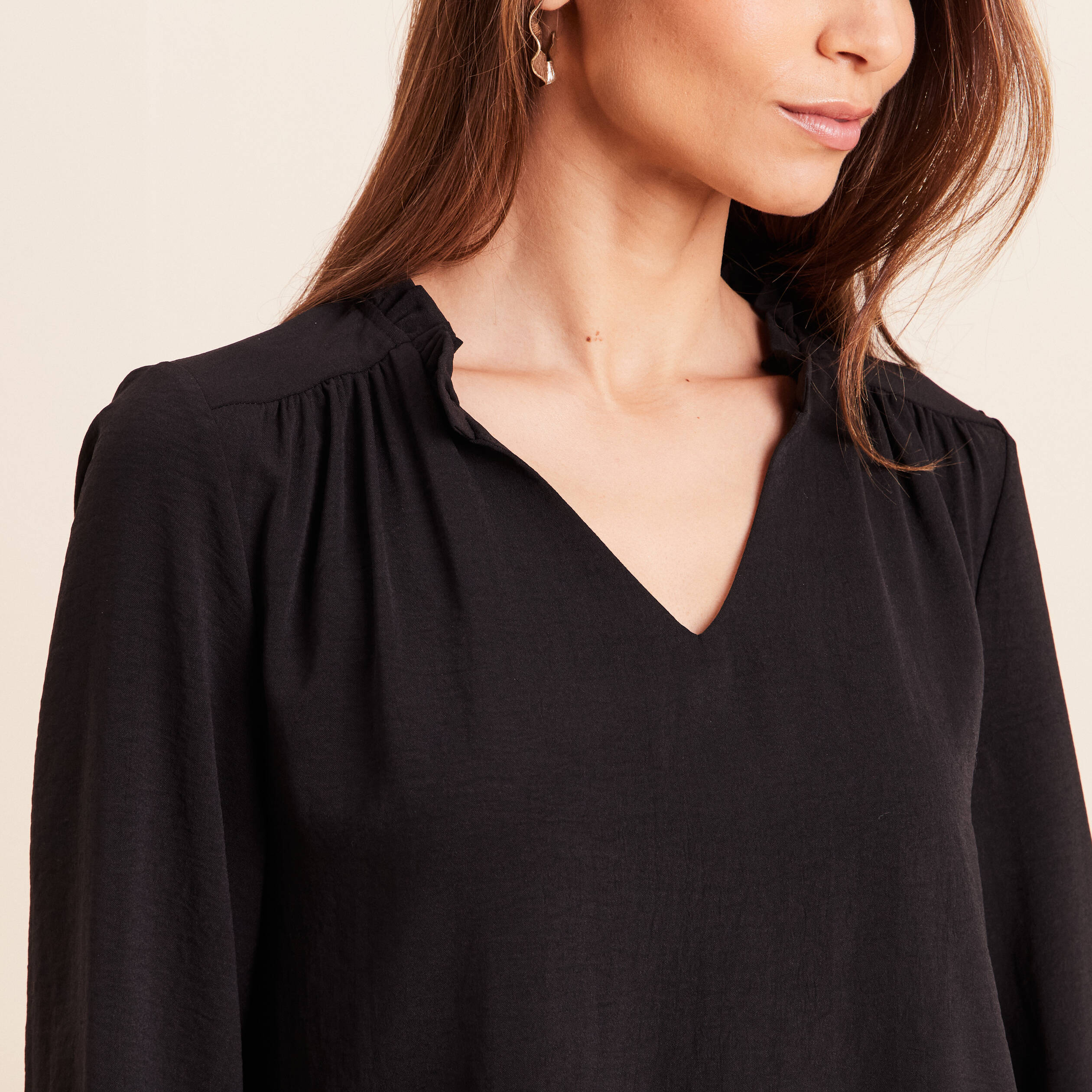 Blouse col v manches longues fluide noir femme