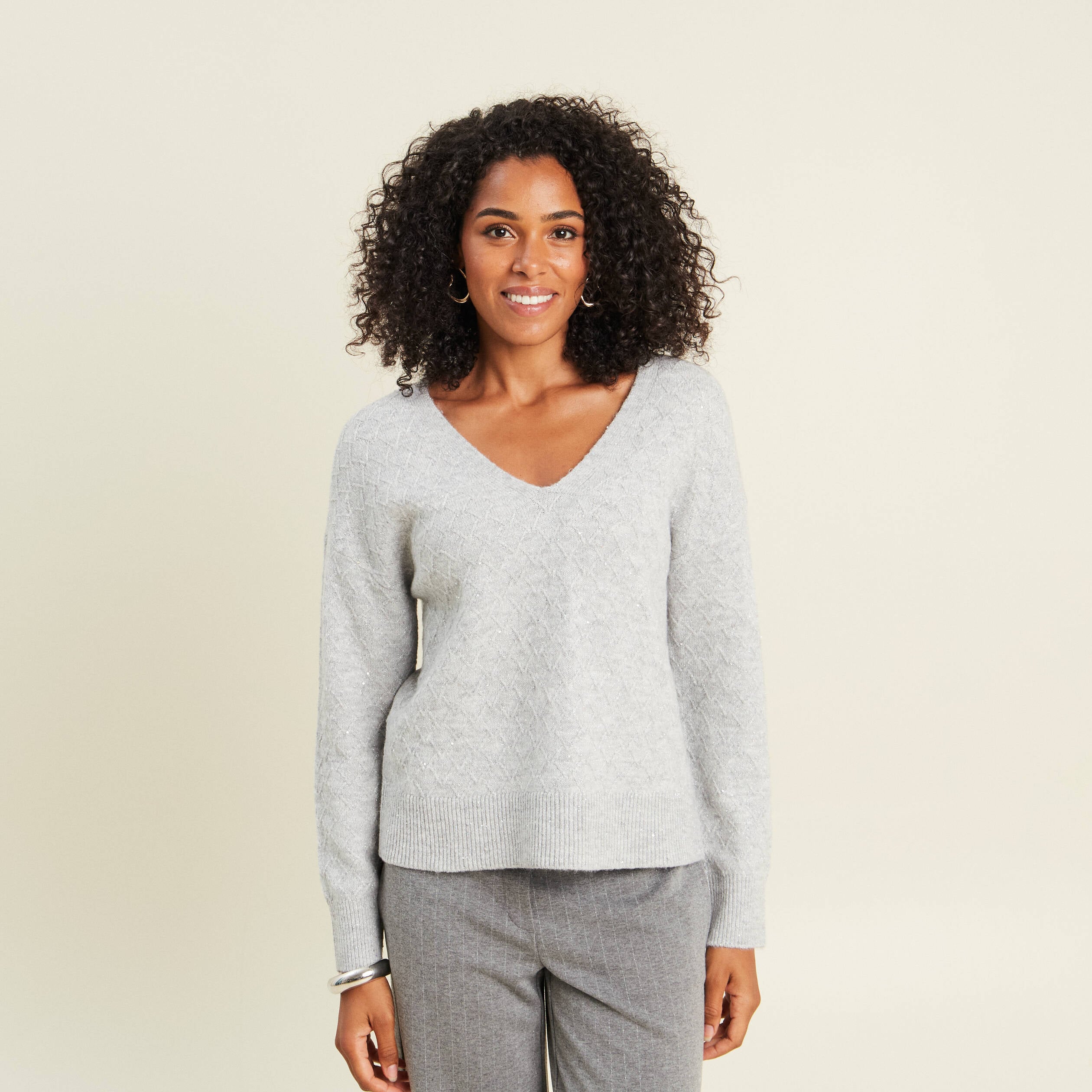 Pull col v &agrave; sequins gris clair femme