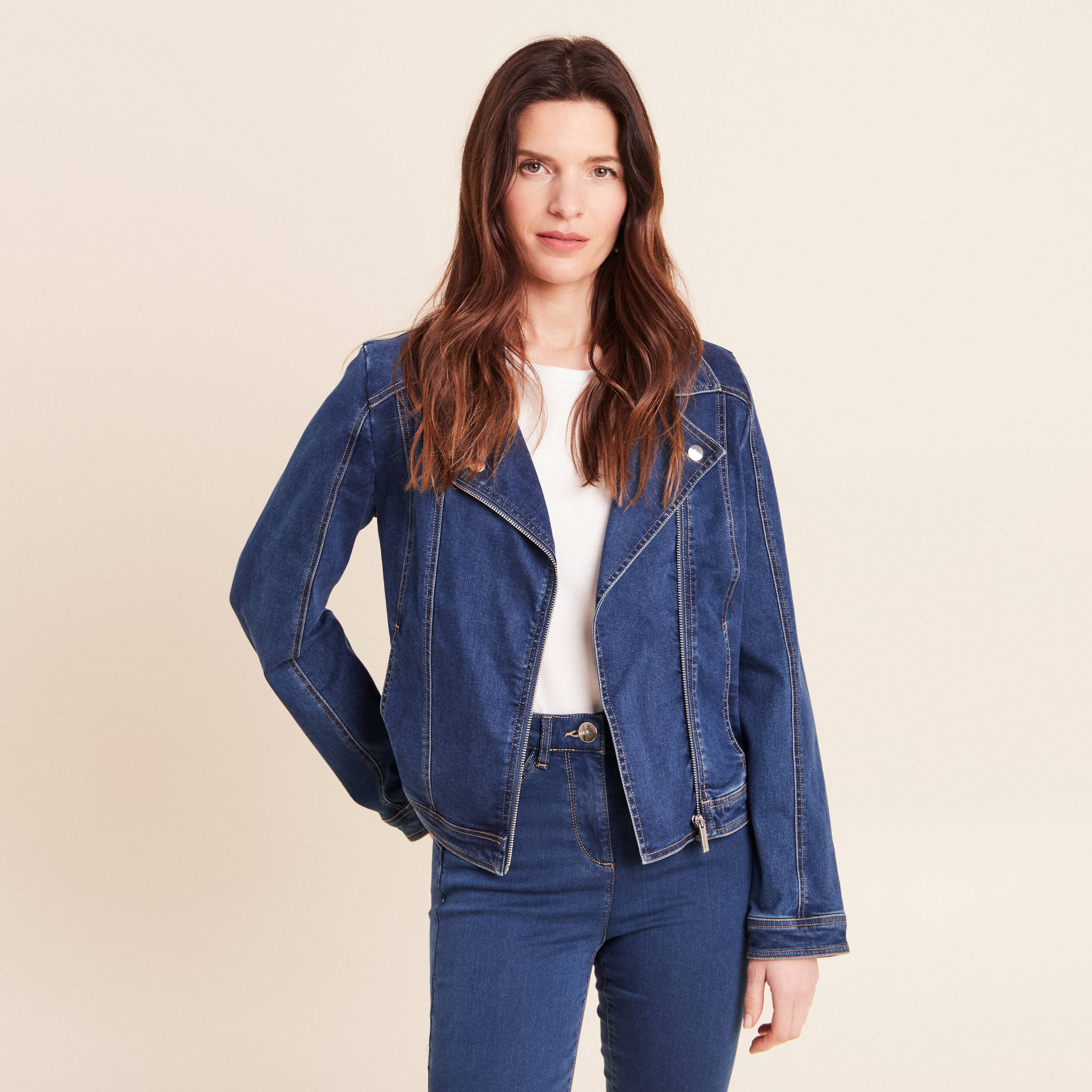 Veste ajust&eacute;e en jean col biker denim stone femme