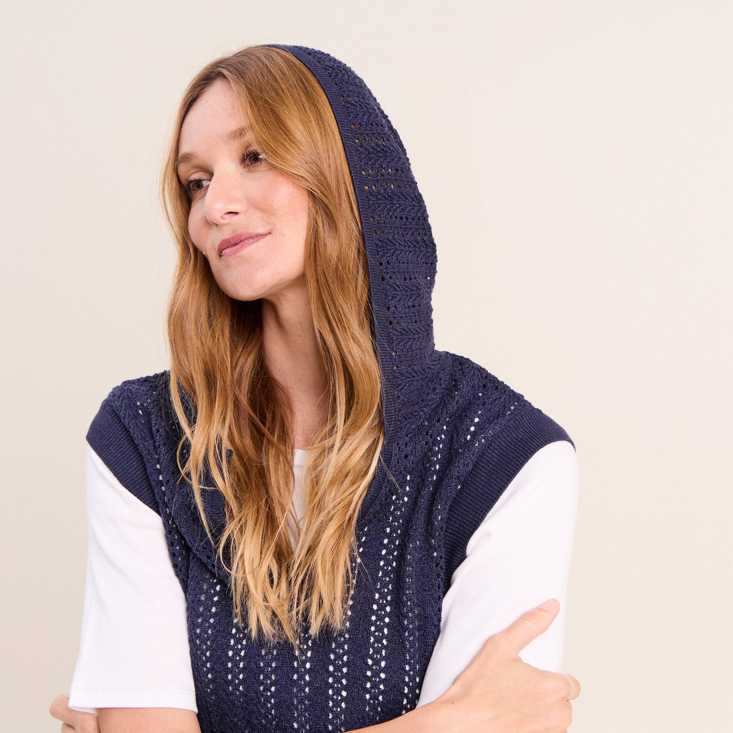 Pull droit sans manches &agrave; capuche bleu marine femme