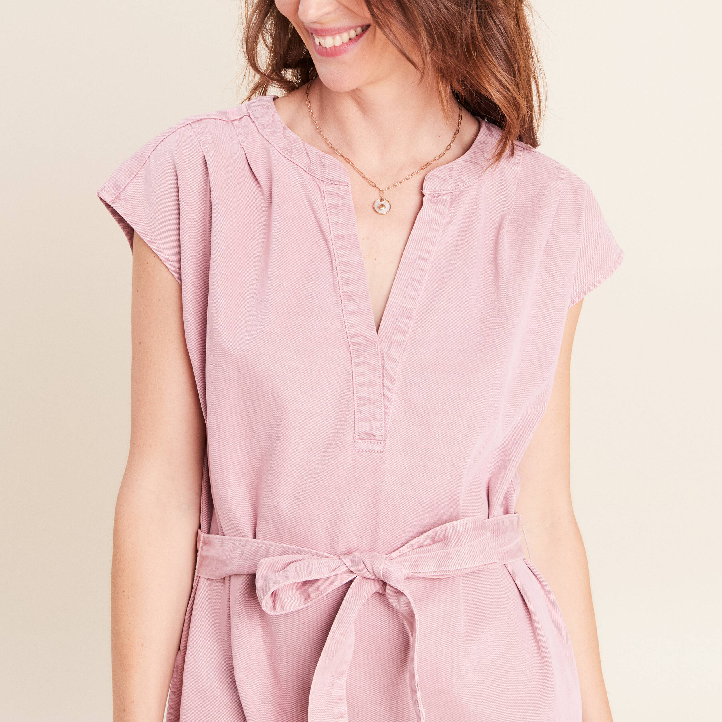 Robe courte ceintur&eacute;e col tunisien rose femme