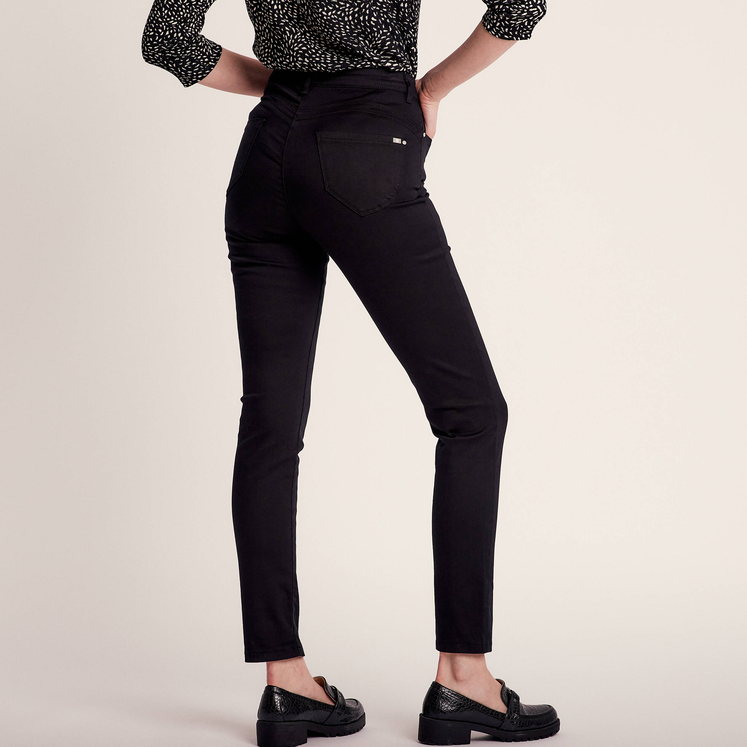 Jean magique ajusté taille standard noir femme