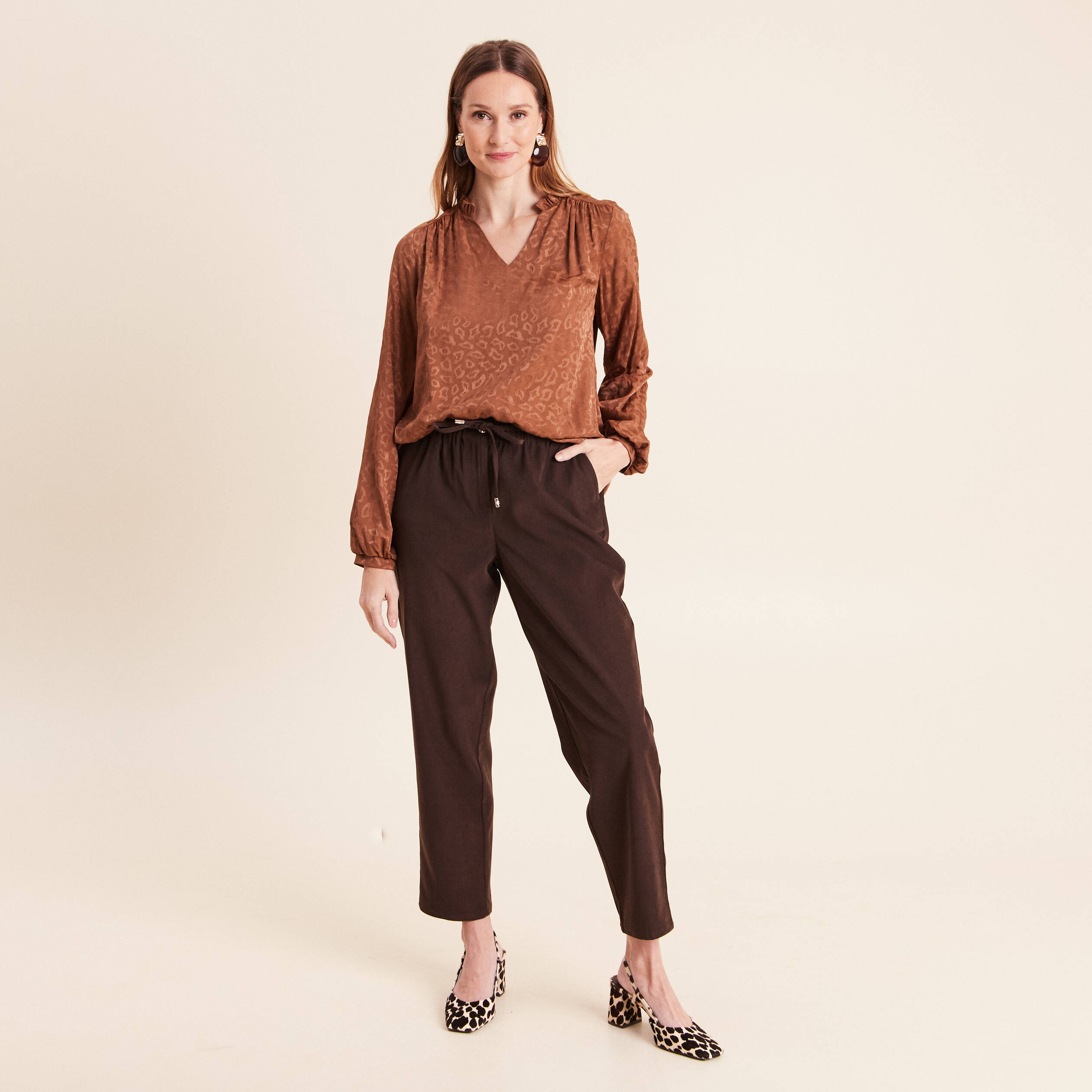 Jogging boyfriend 7/8&egrave;me en velours marron fonc&eacute; femme