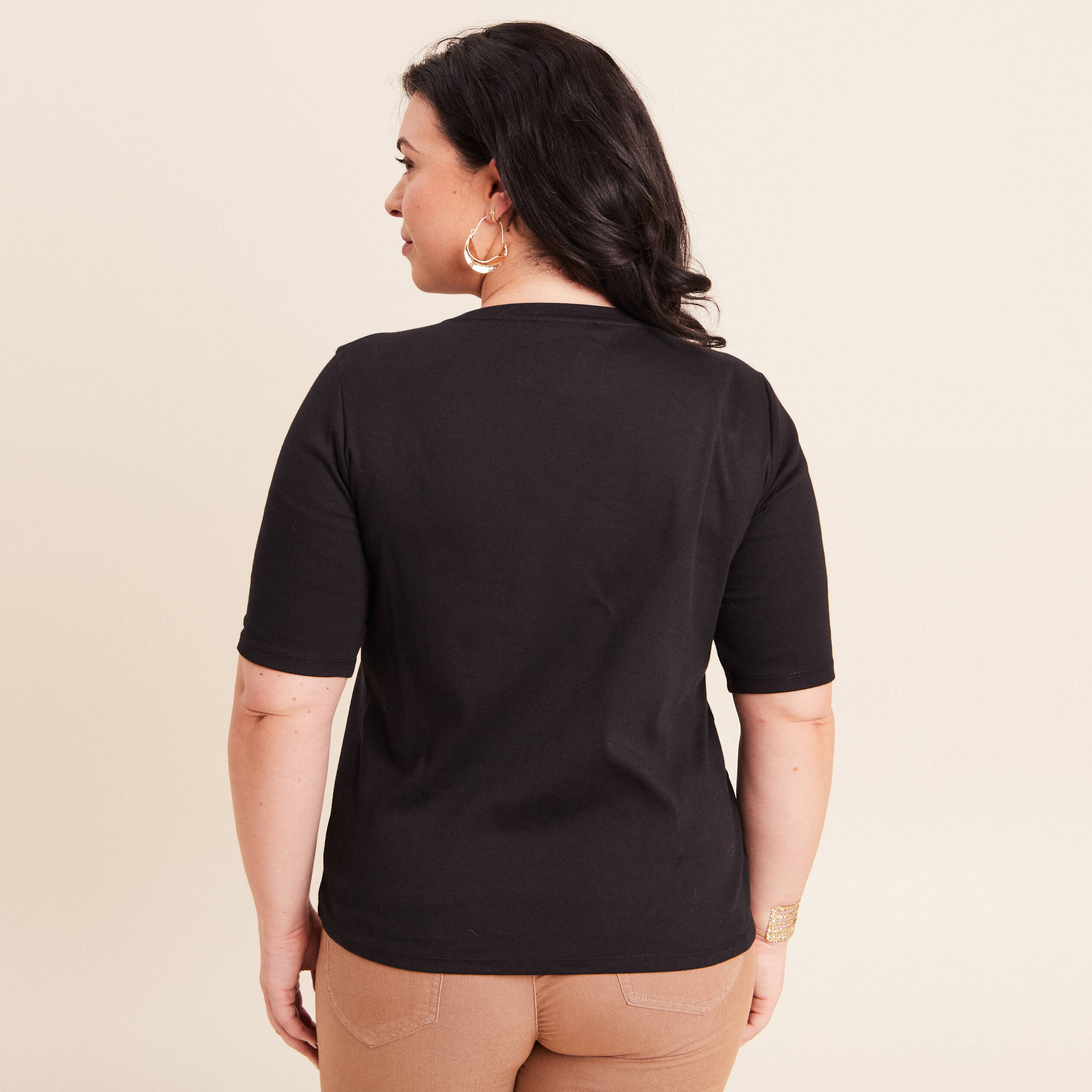 T-shirt ajust&eacute; col rond manches coudes noir femme