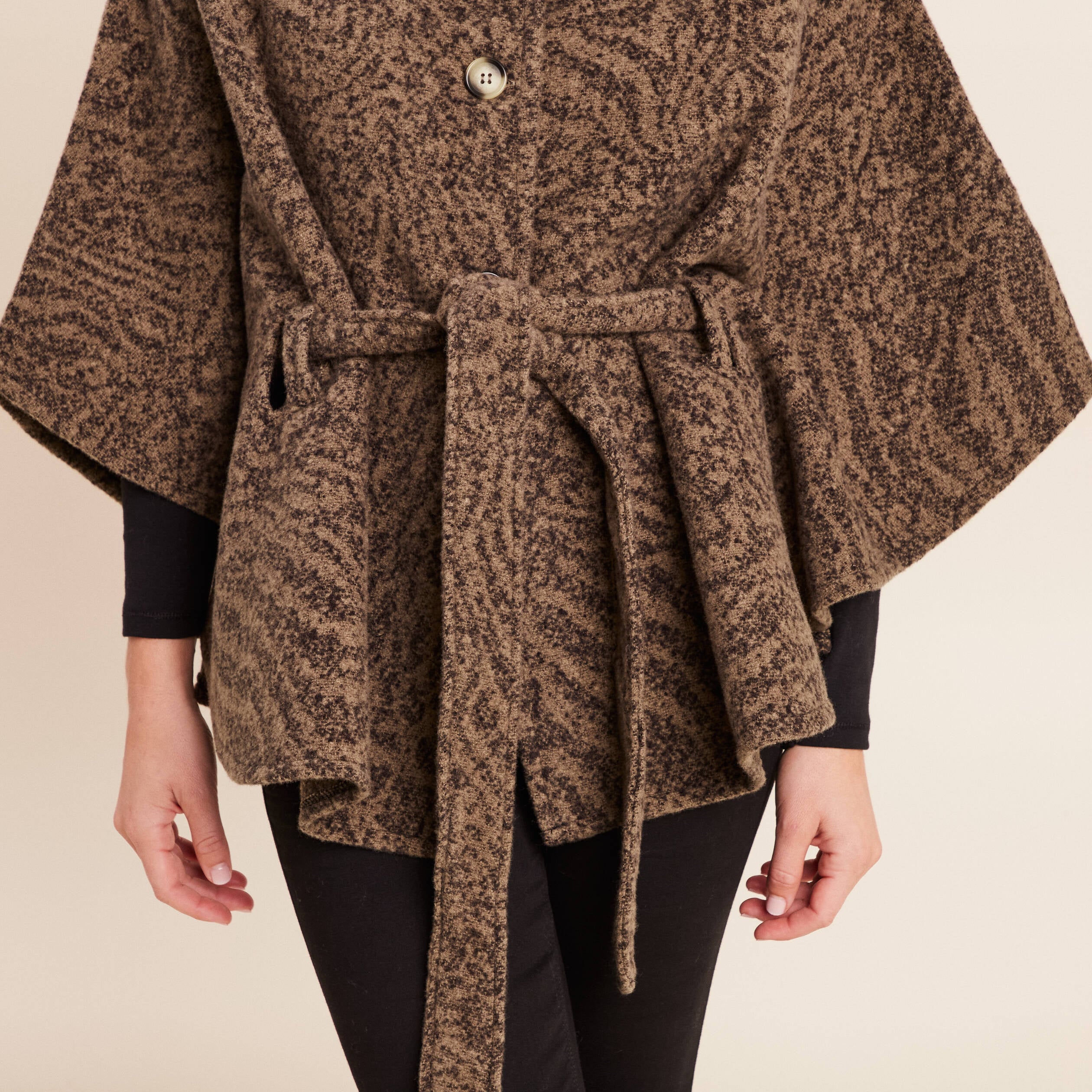 Poncho ceintur&eacute; en polyester recycl&eacute; camel femme