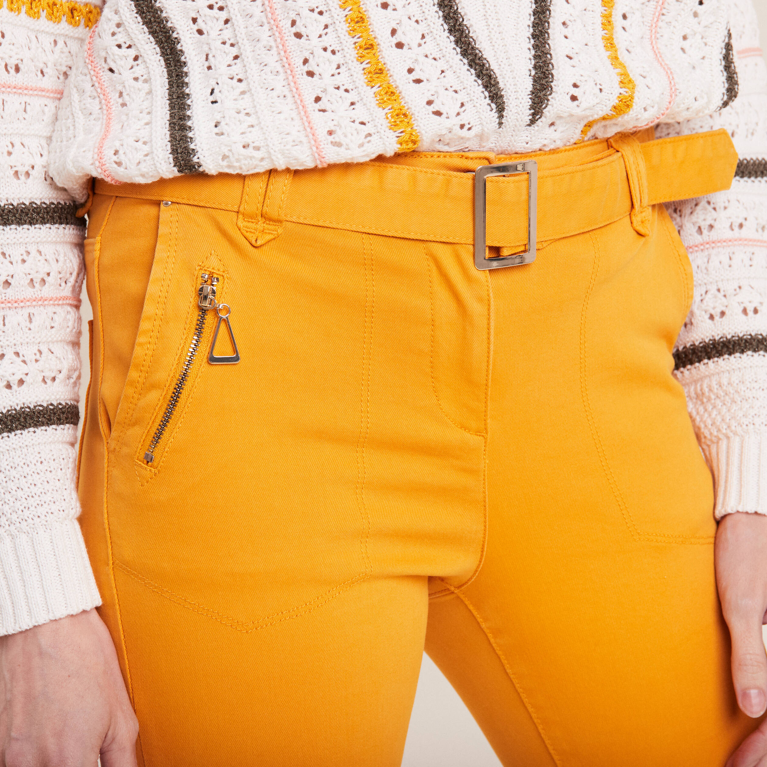 Pantalon ajust&eacute; 7/8&egrave;me jaune moutarde femme