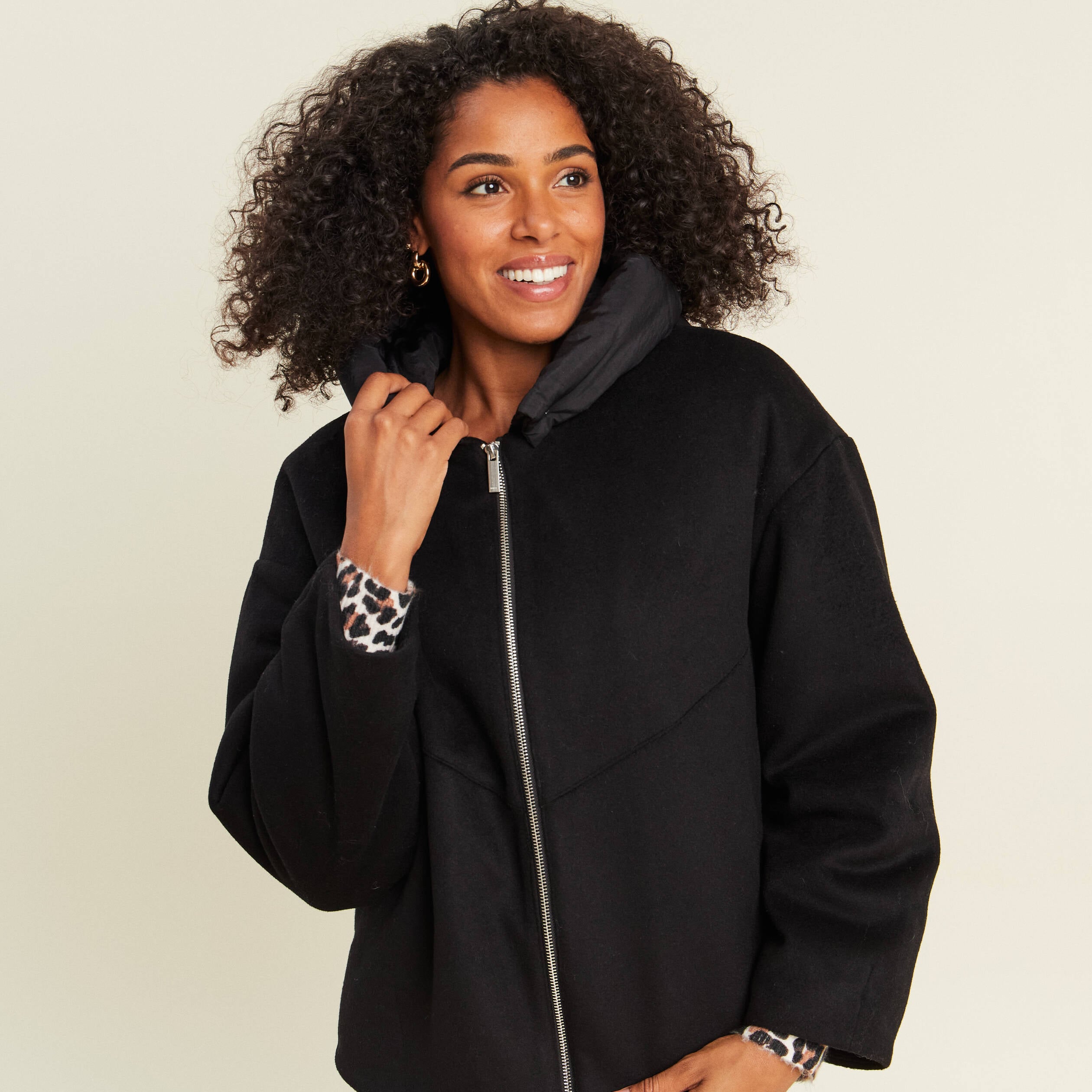 Manteau ample court &agrave; capuche noir femme