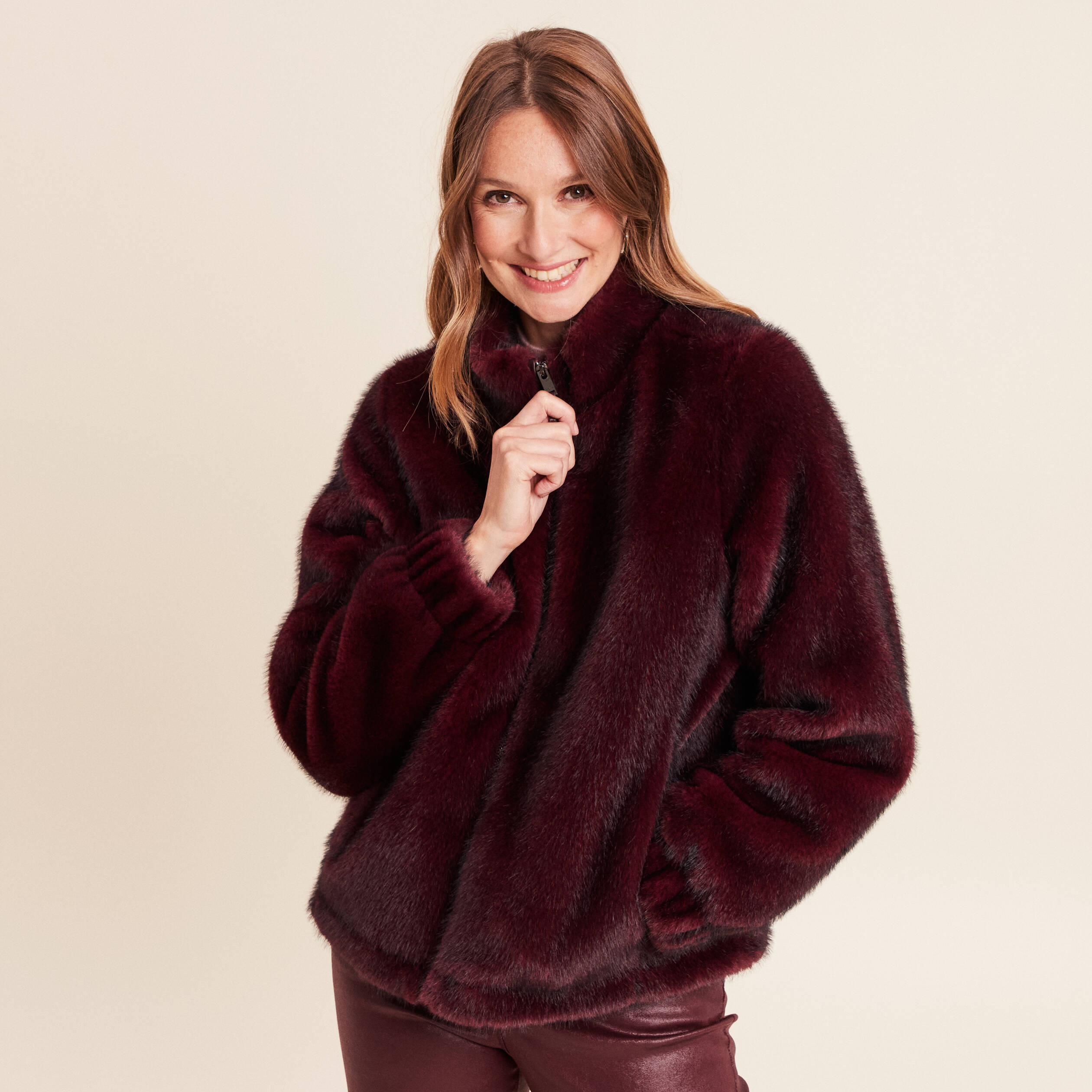 Manteau en fausse fourrure col montant bordeaux femme