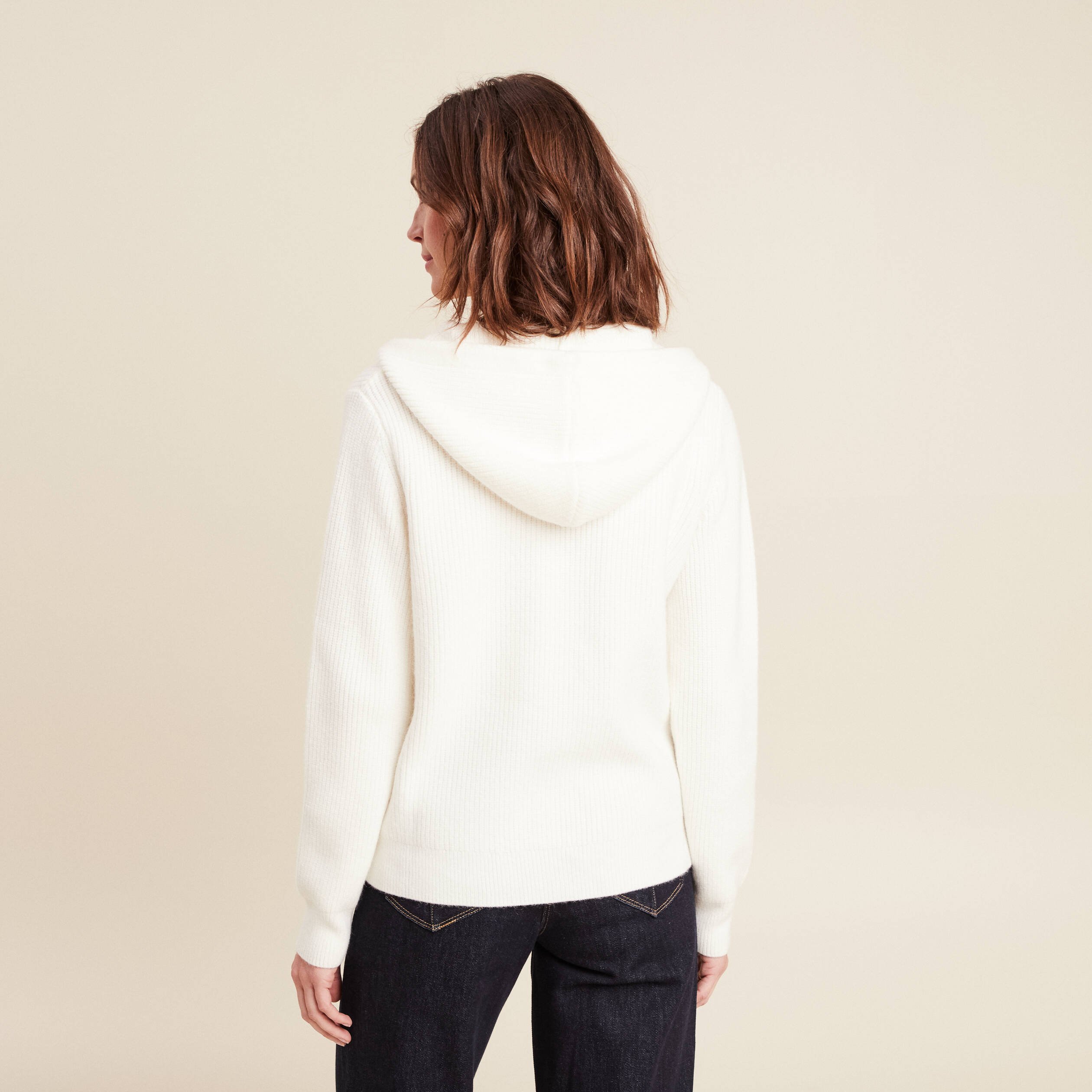 Gilet mi-long à capuche bas resserré ecru femme