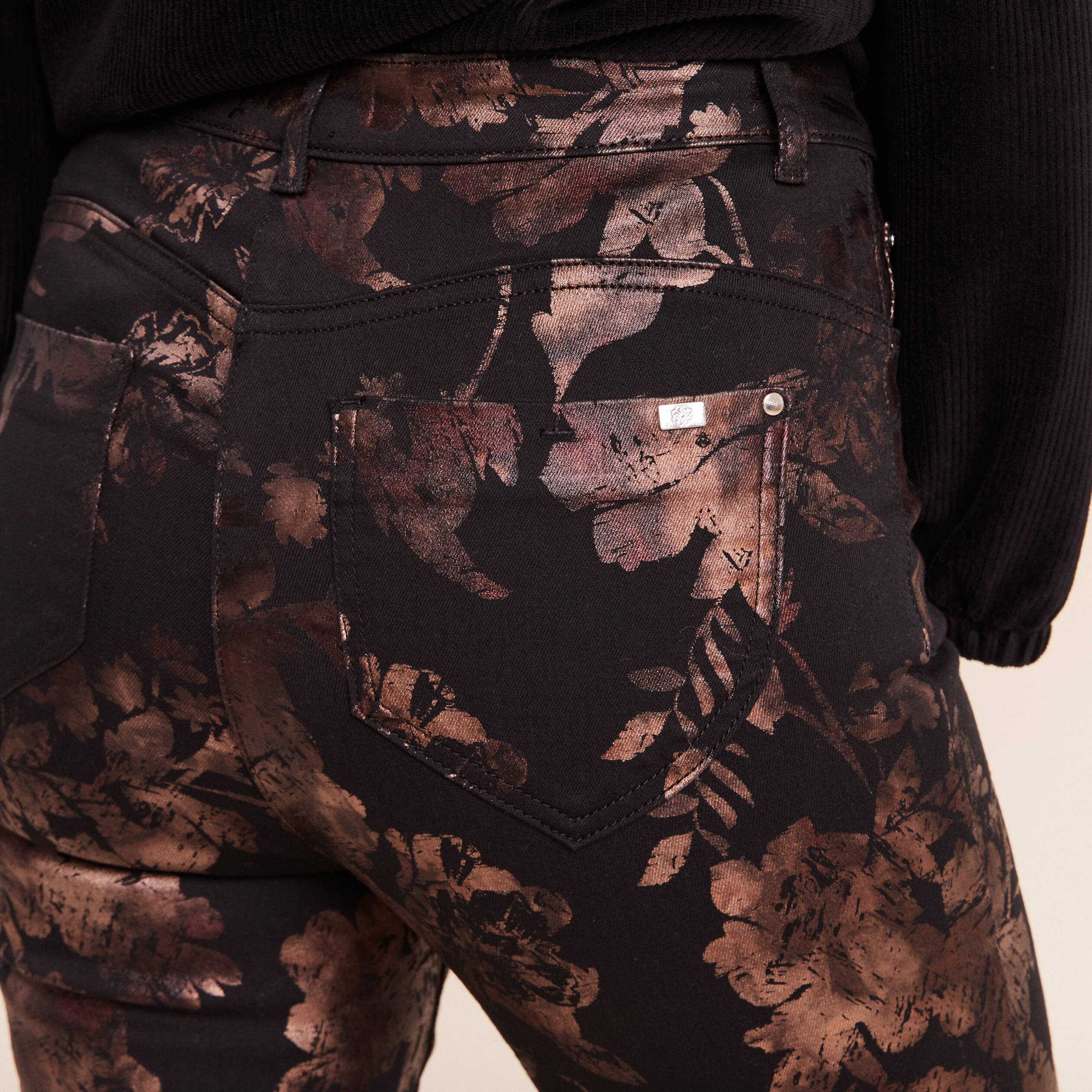 Pantalon ajust&eacute; taille haute denim noir enduit femme