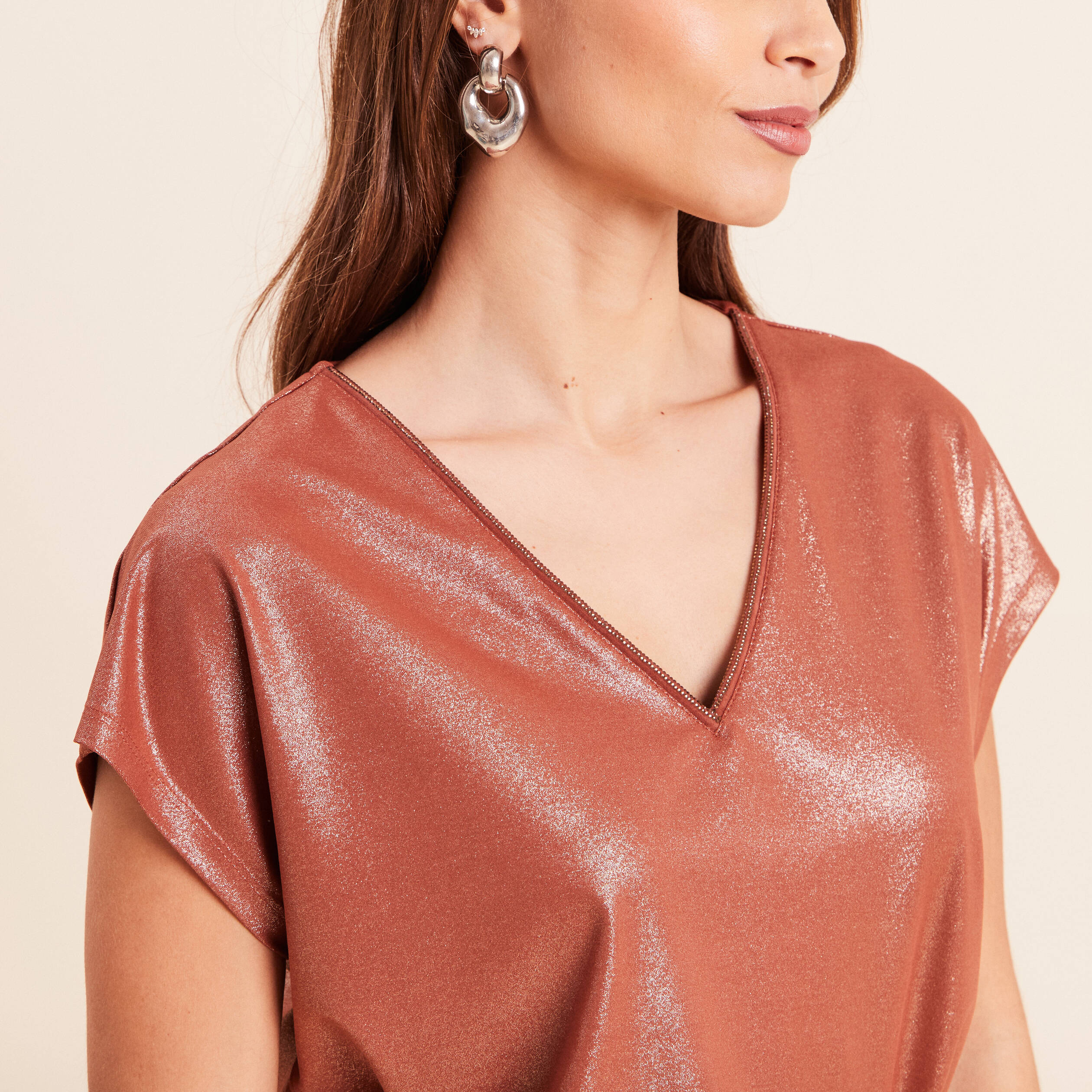 T-shirt col V manches courtes marron fonc&eacute; femme
