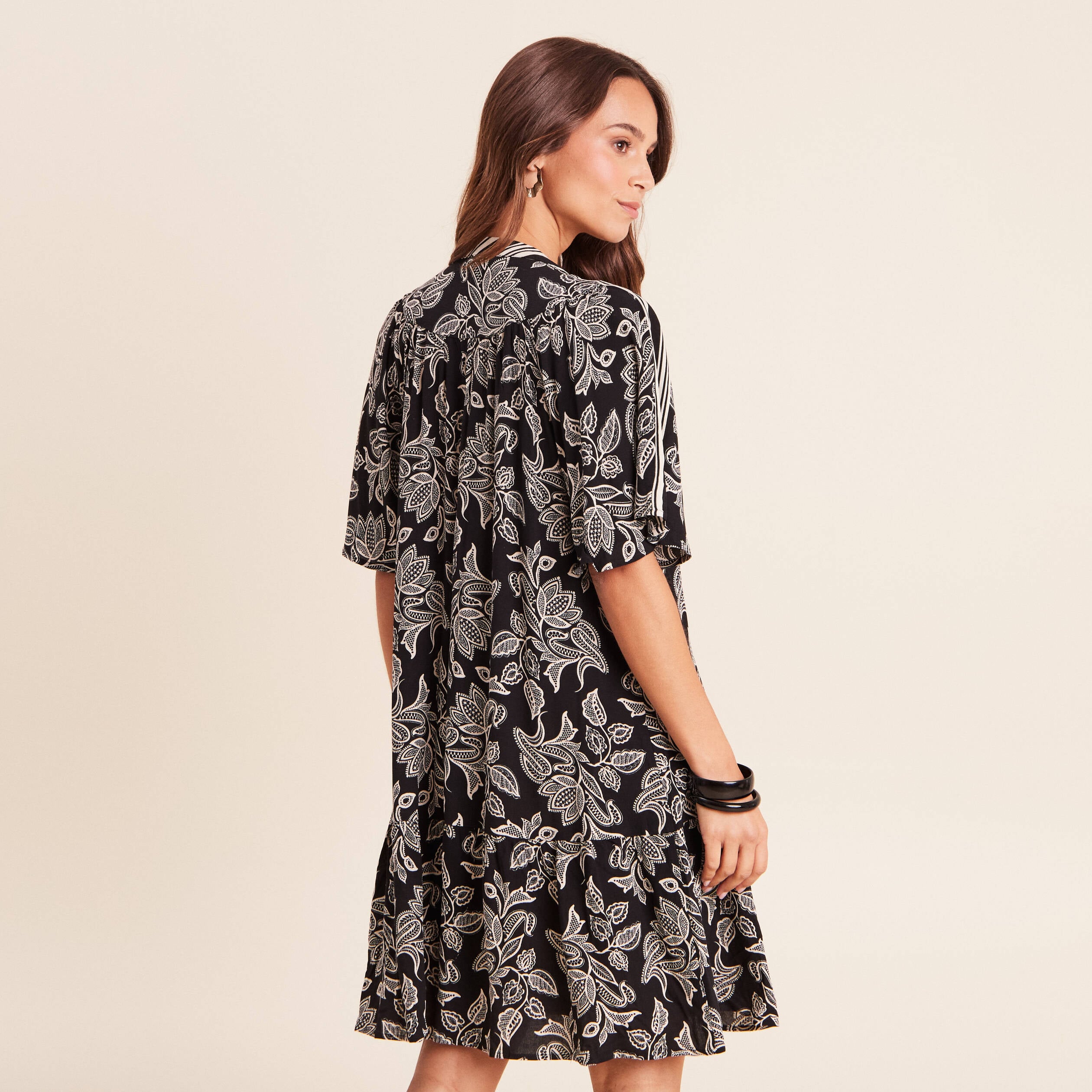 Robe courte &eacute;vas&eacute;e col tunisien noir femme