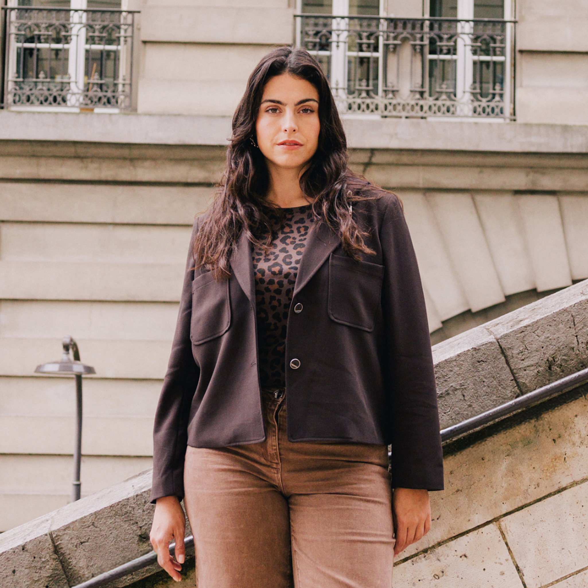 veste cintr&eacute;e doubl&eacute;e avec capuche marron fonc&eacute; femme