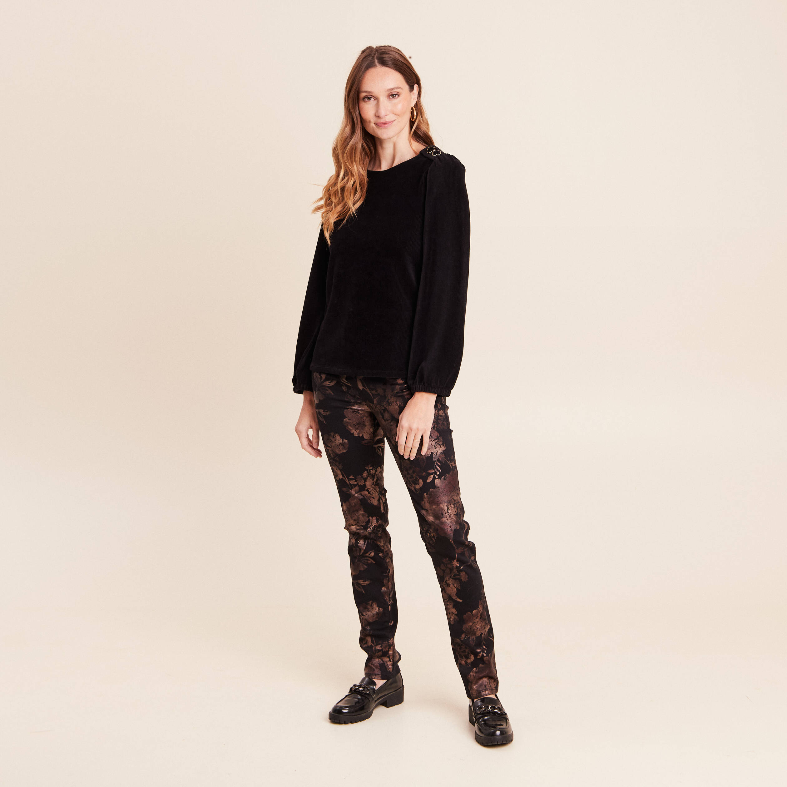 Pantalon ajust&eacute; taille haute denim noir enduit femme