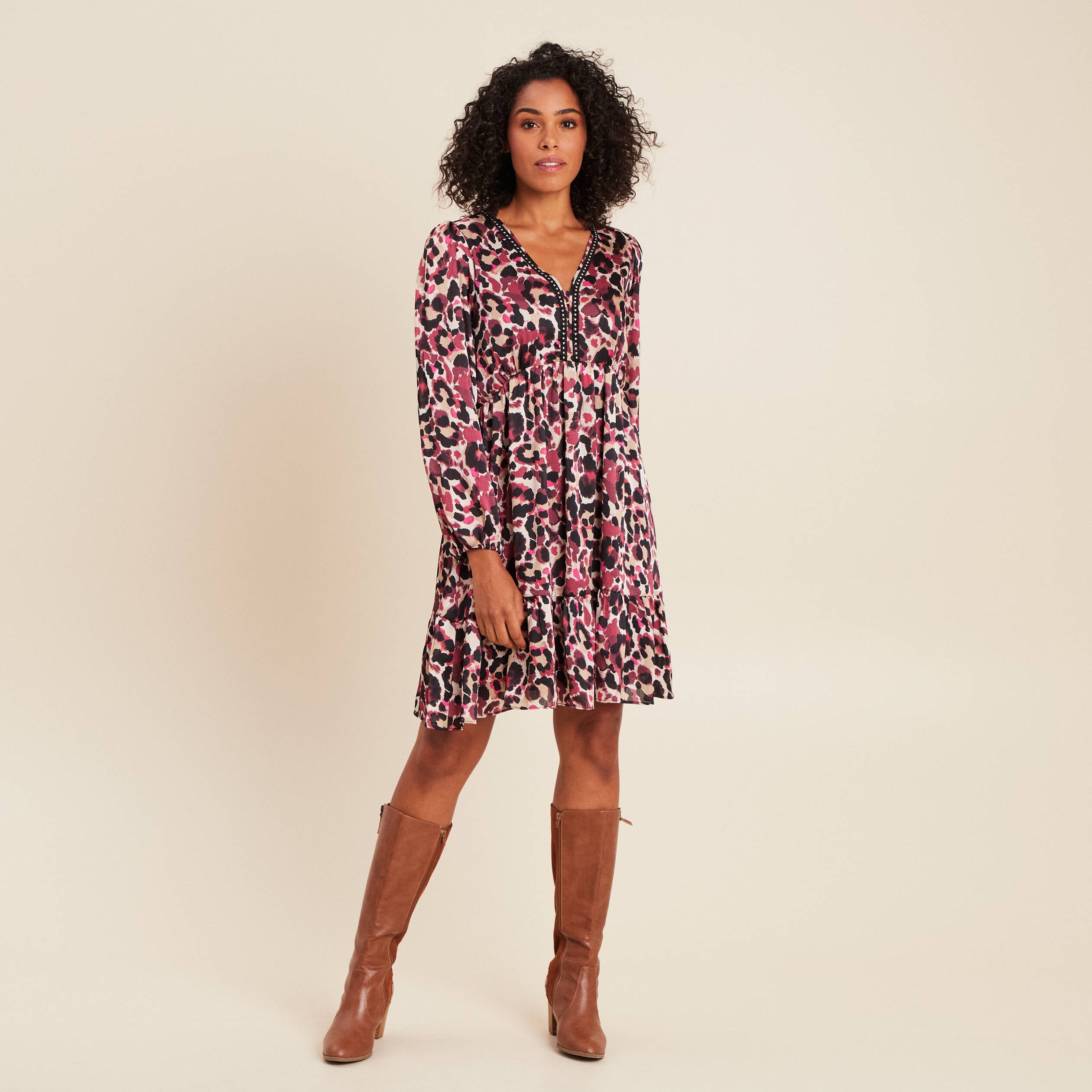 Robe courte &eacute;vas&eacute;e col v manches longues rose femme