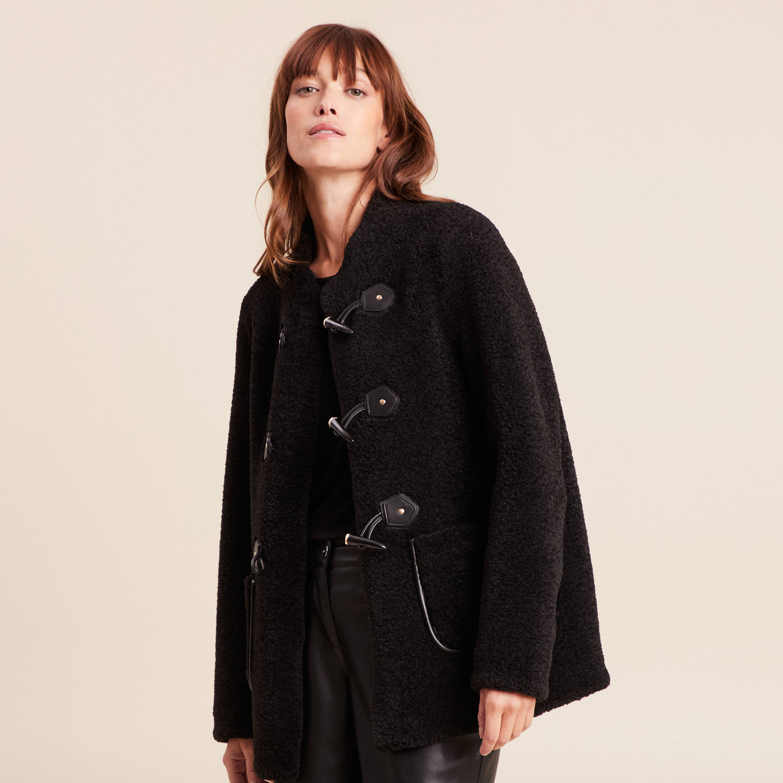 Manteau droit court en bouclette noir femme Bréal
