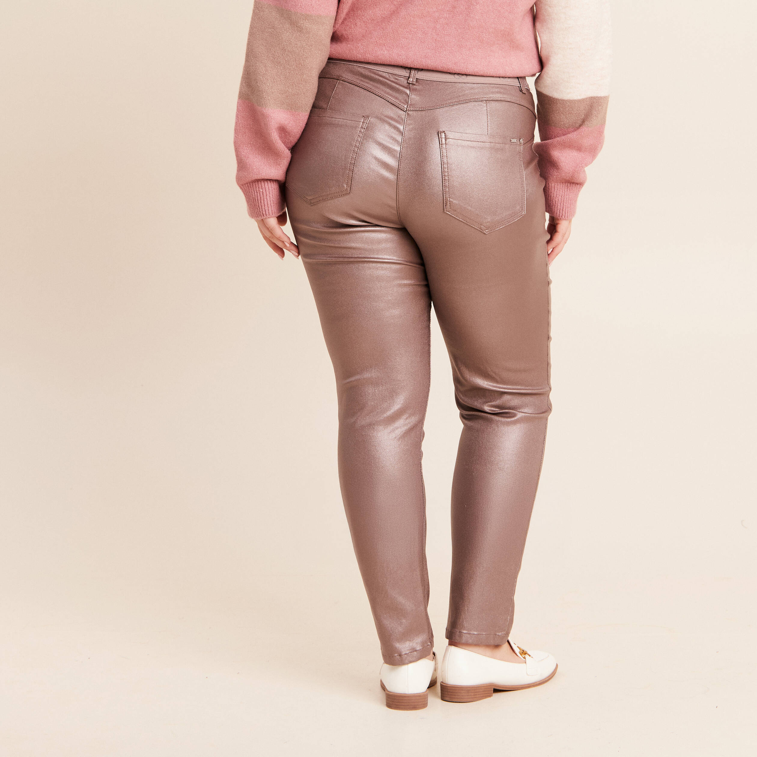 Pantalon iris&eacute; en similicuir marron fonc&eacute; femme