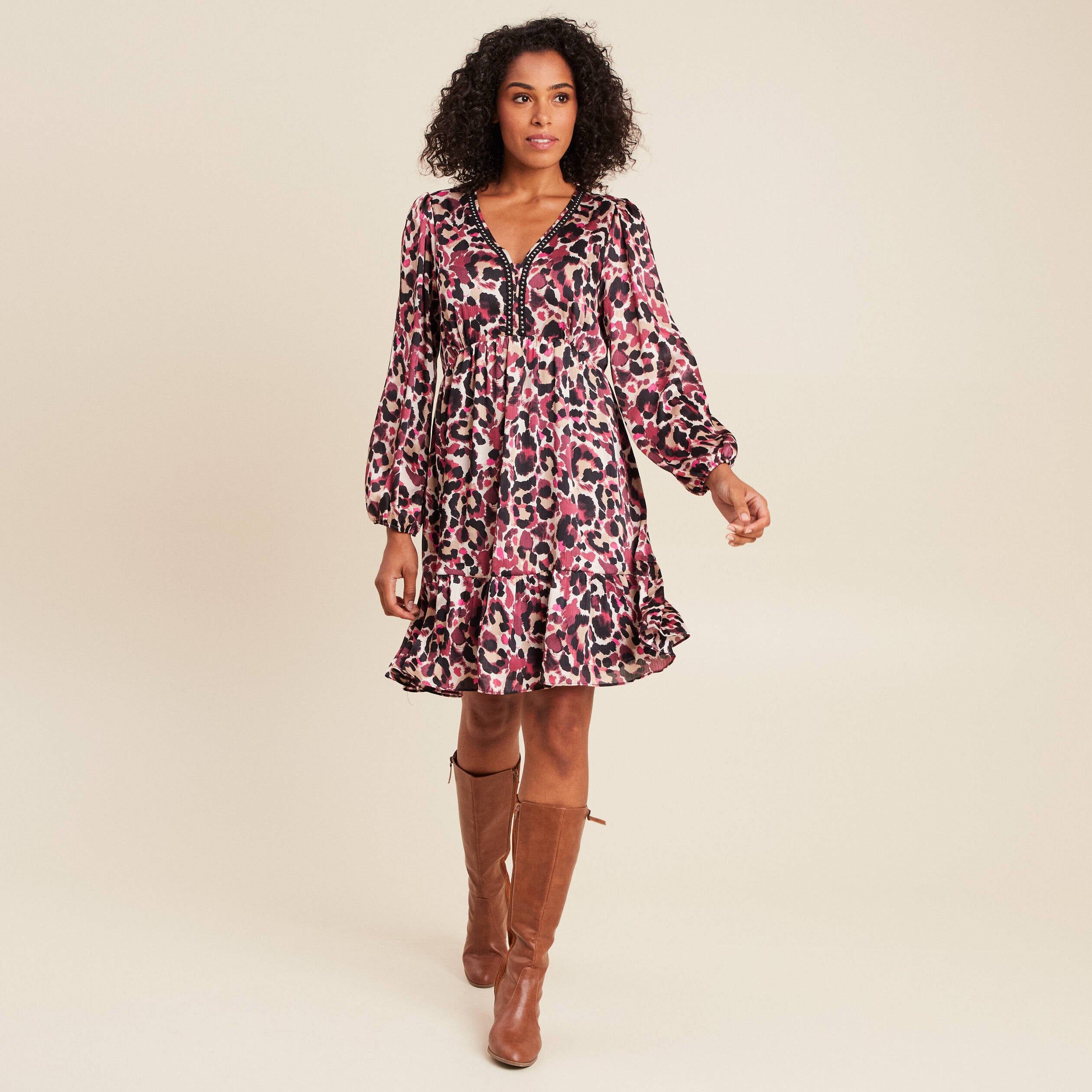 Robe courte &eacute;vas&eacute;e col v manches longues rose femme