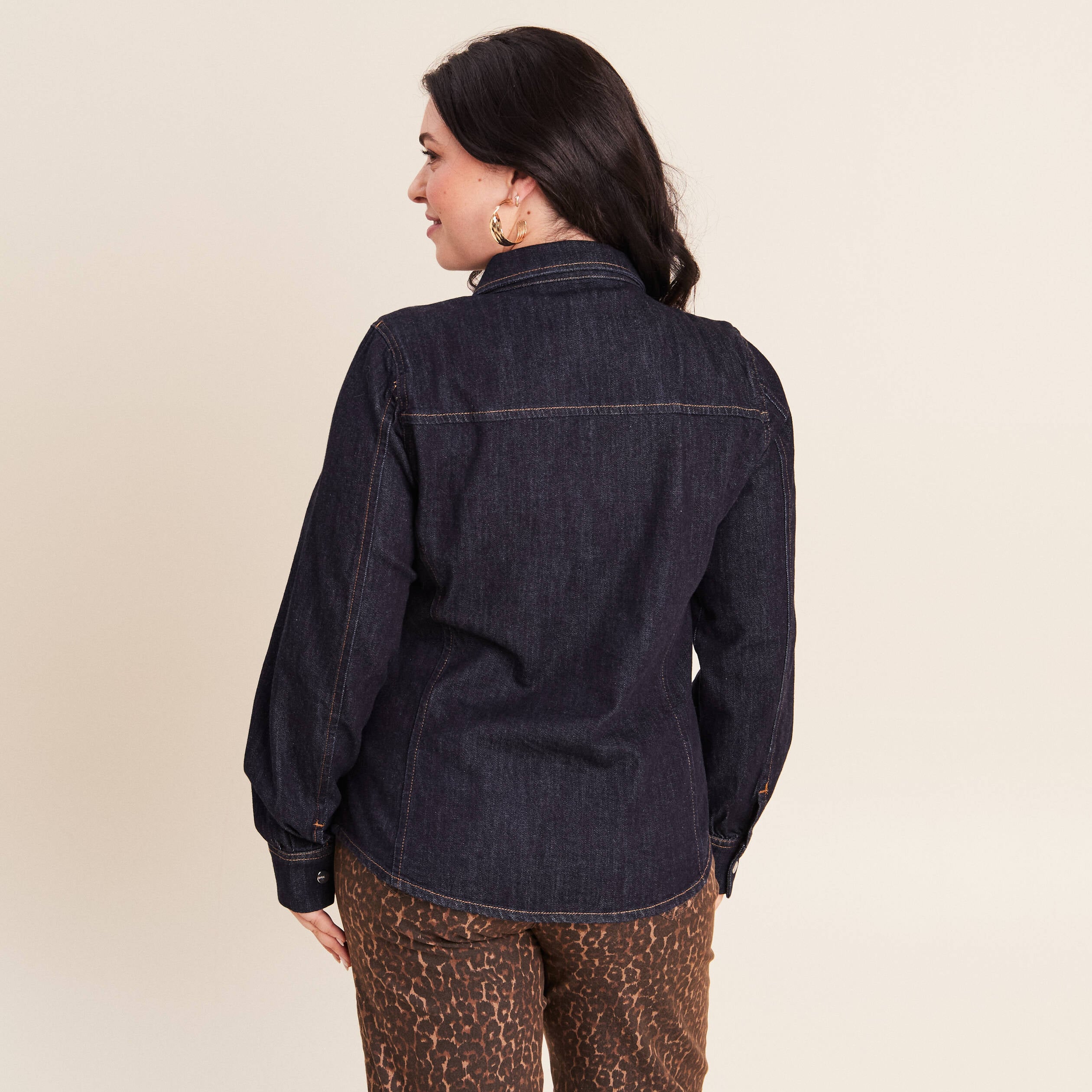 Chemise cintr&eacute;e en jean manches longues denim brut femme