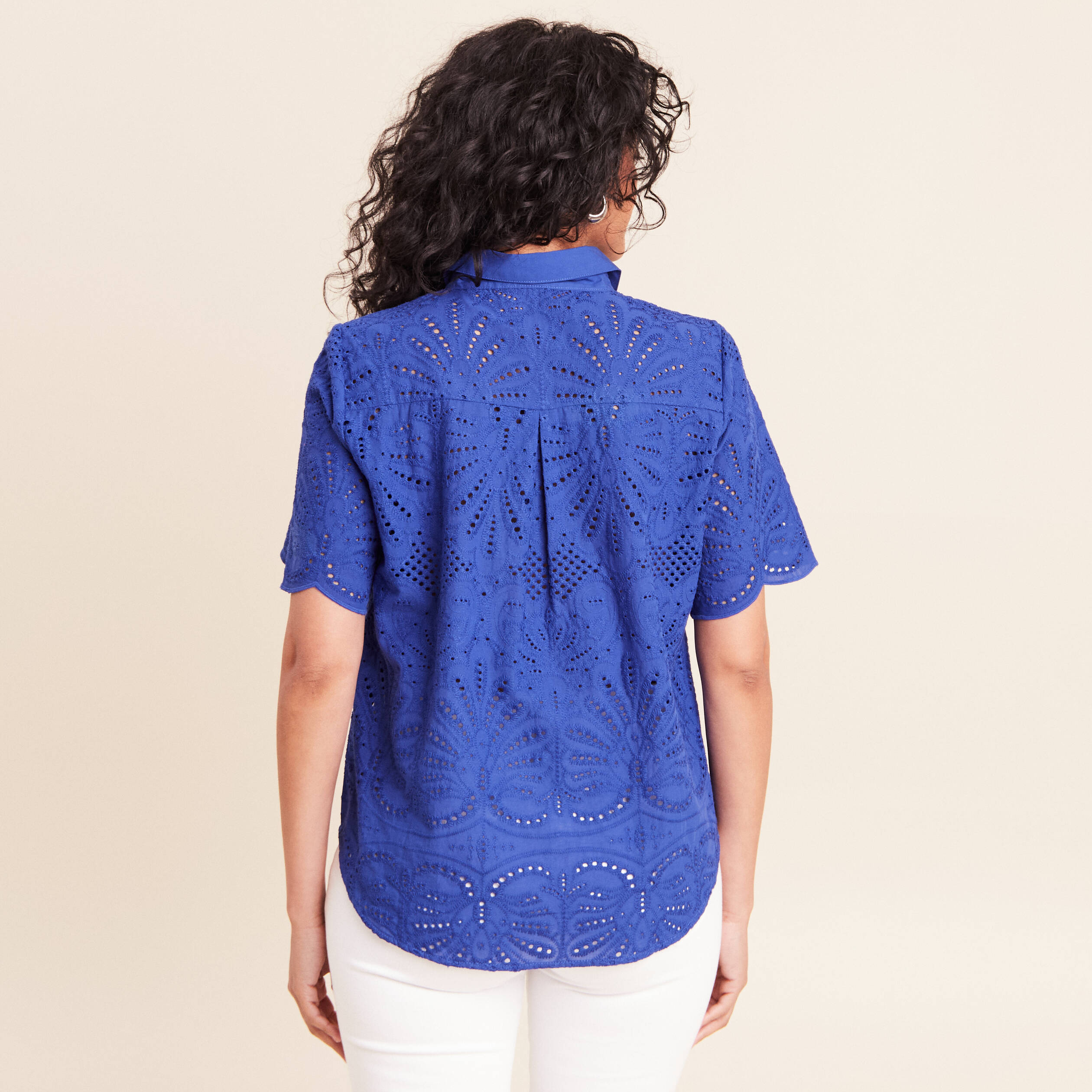 Chemise manches courtes brod&eacute;e bleu fonc&eacute; femme