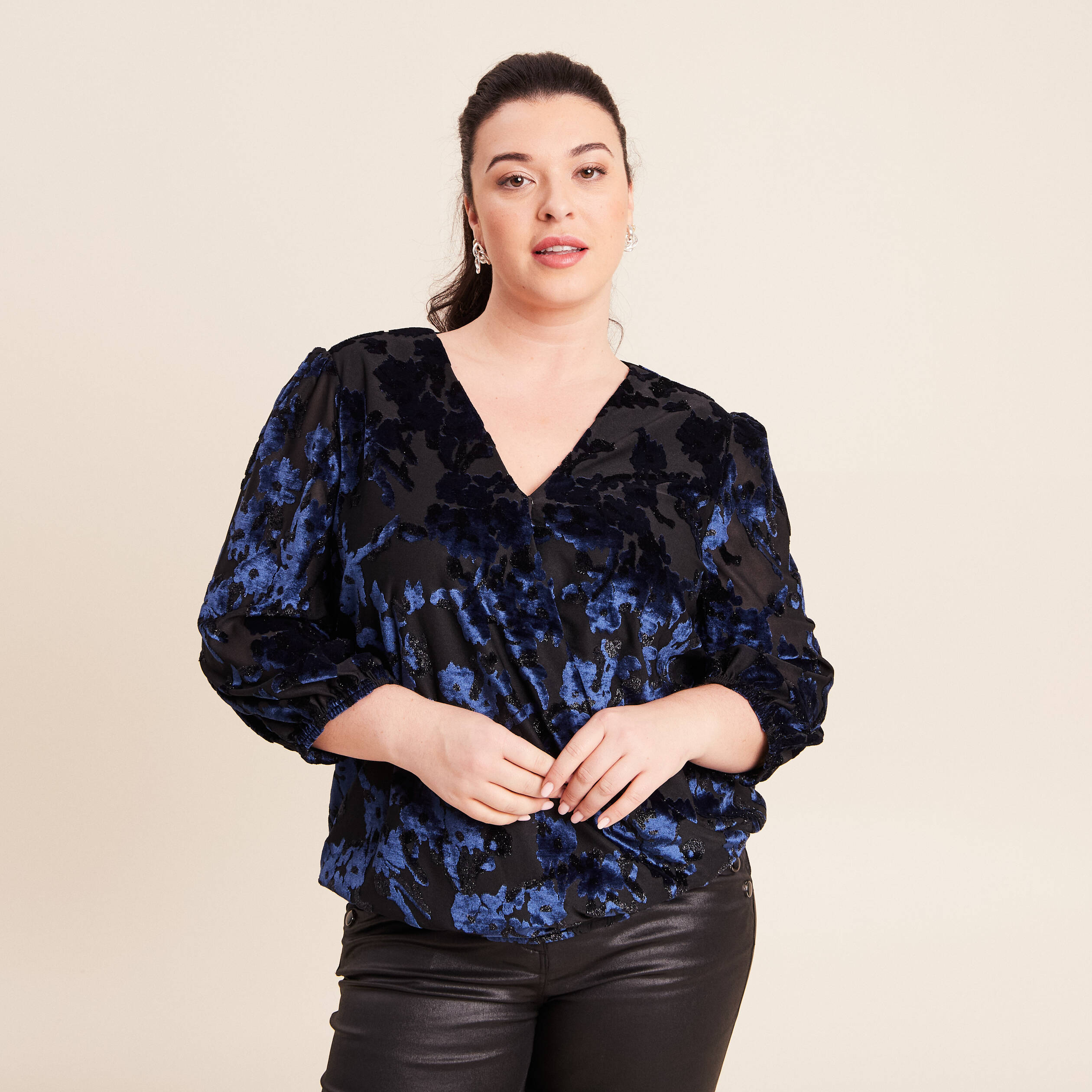 Chemise jeans détail perles épaule et manches 🤩 #jolynana