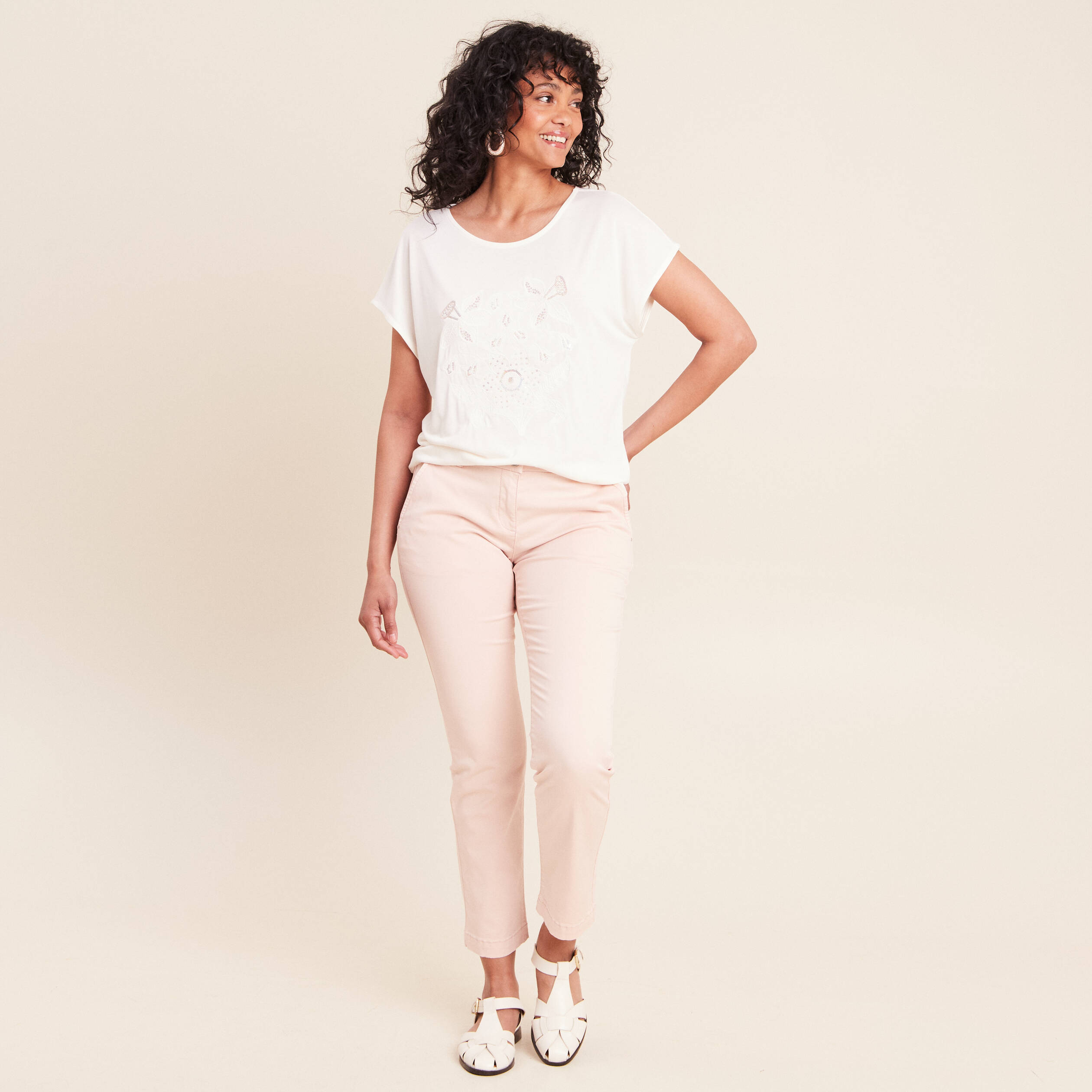 T-shirt col rond manches courtes brod&eacute; ecru femme