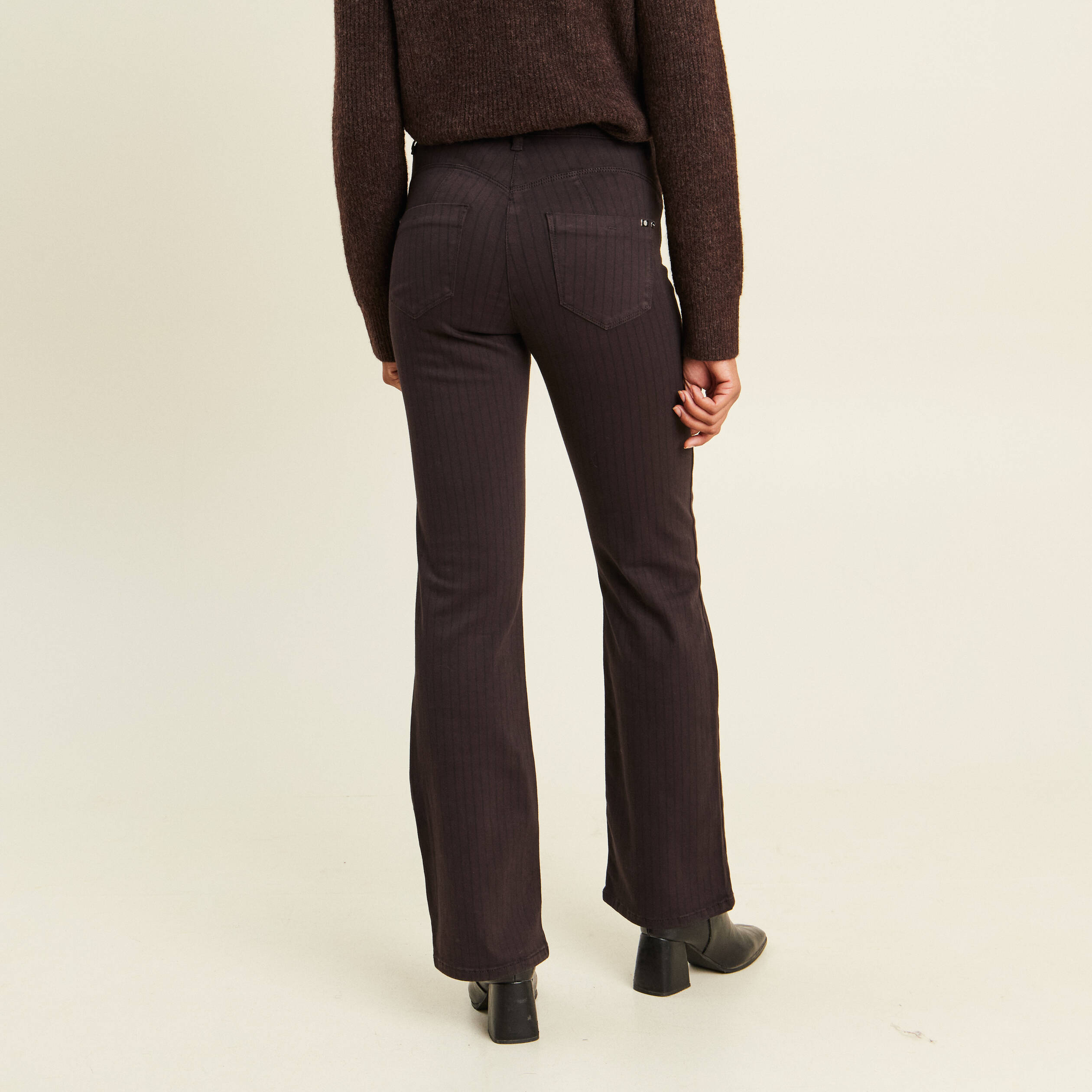 Pantalon magique L'Unique coupe bootcut marron fonc&eacute; femme