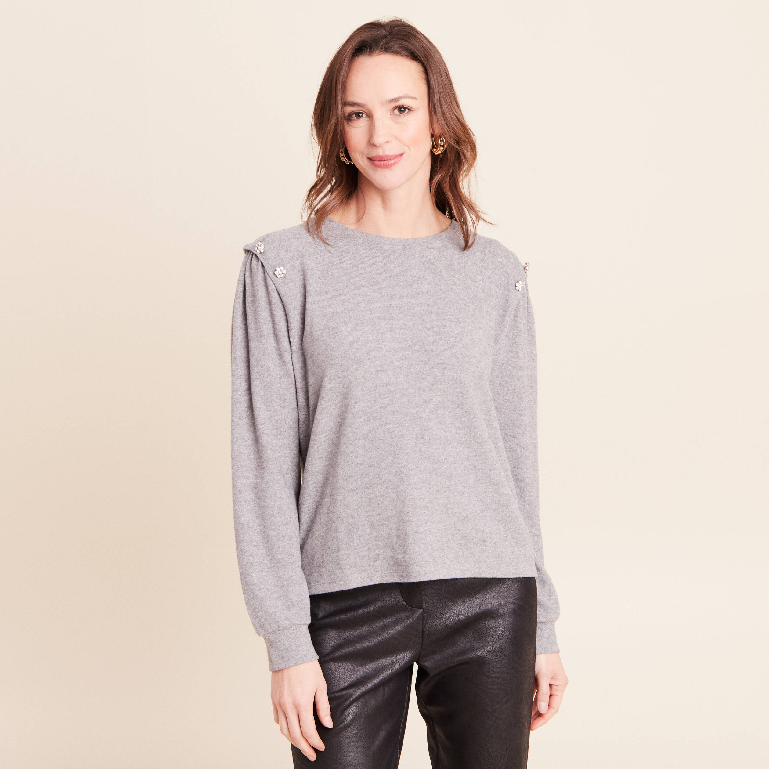 T-shirt doux avec bijoux gris fonc&eacute; femme