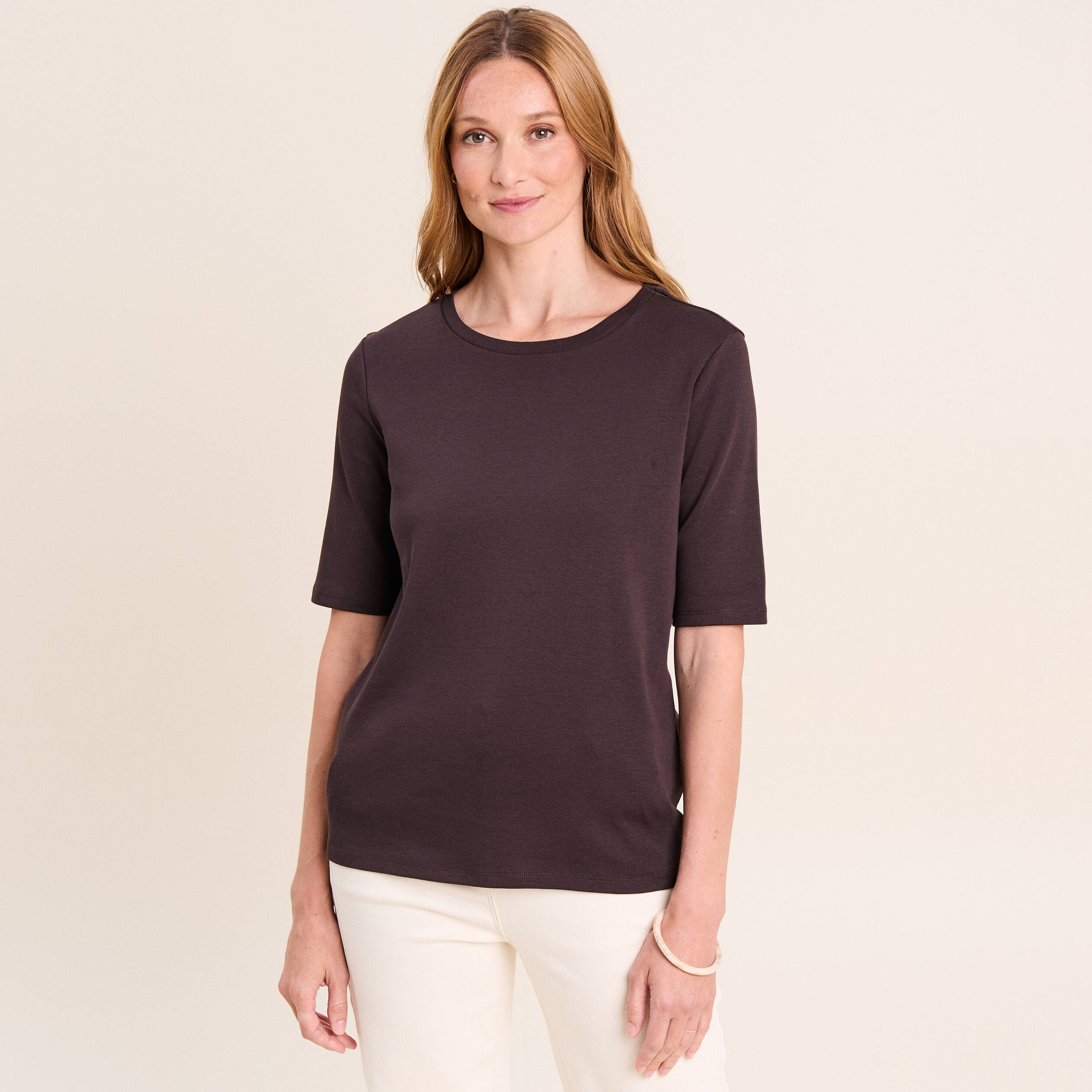 T-shirt ajust&eacute; col rond manches coudes marron fonc&eacute; femme
