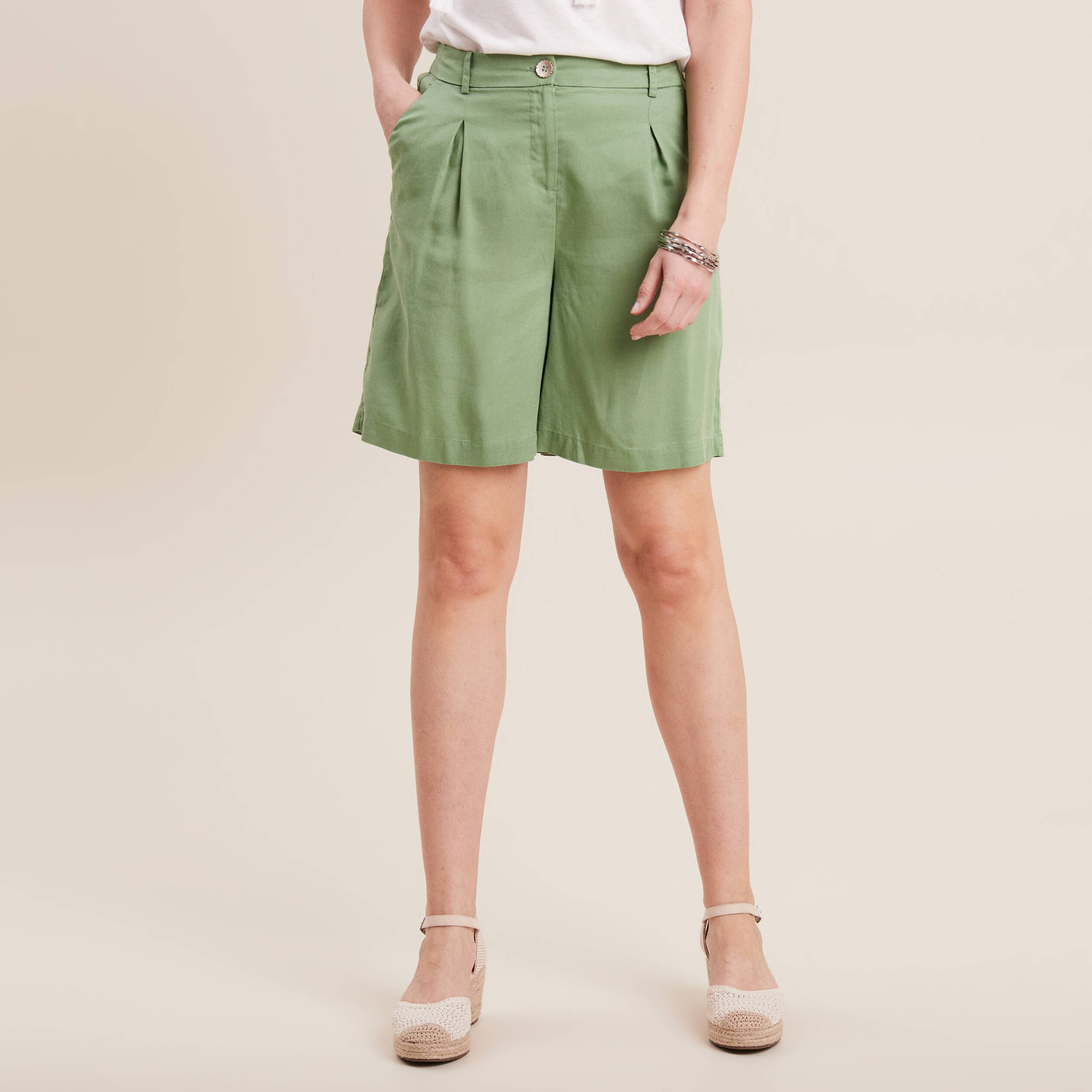 Short droit à pinces vert olive femme