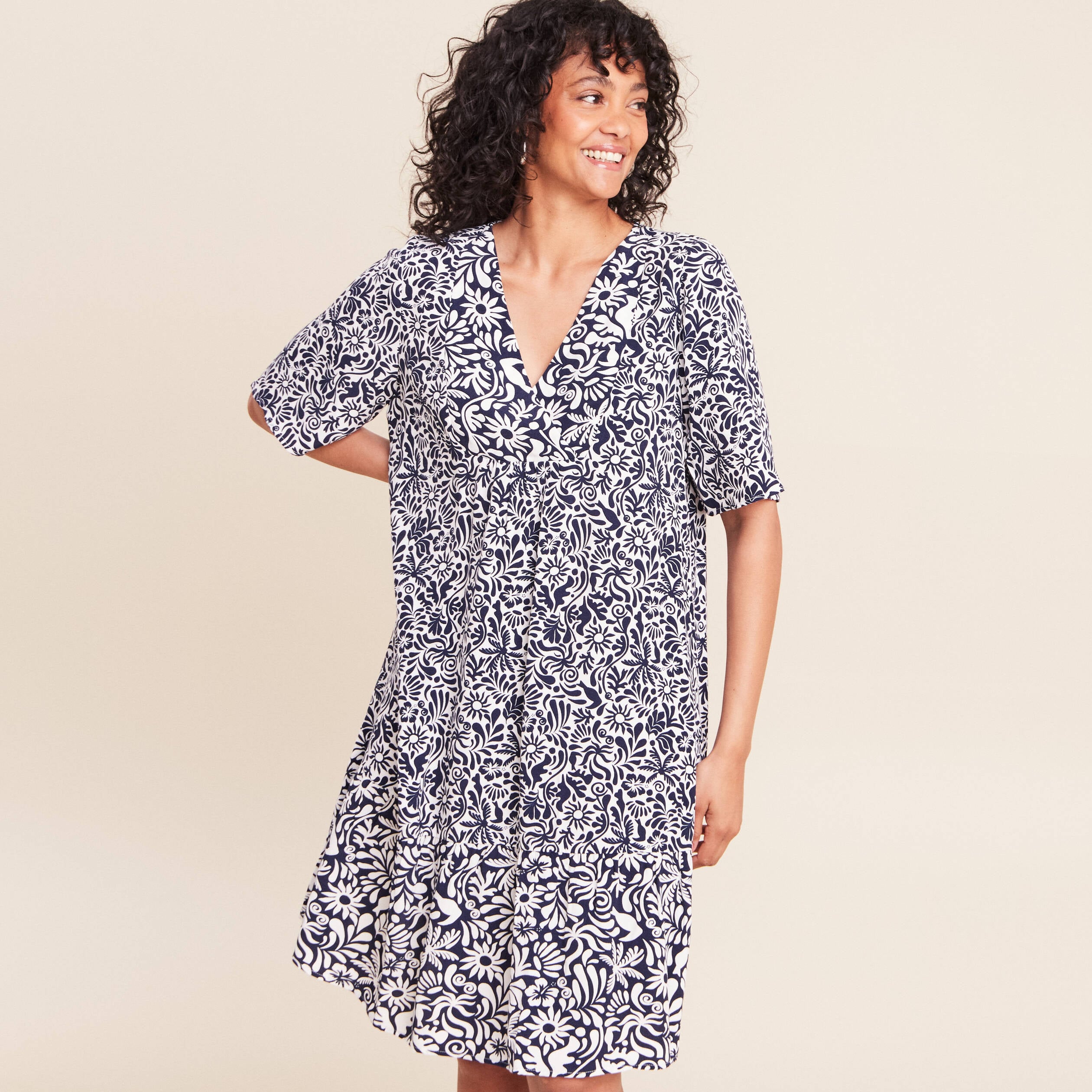 Robe courte &eacute;vas&eacute;e col V bleu femme